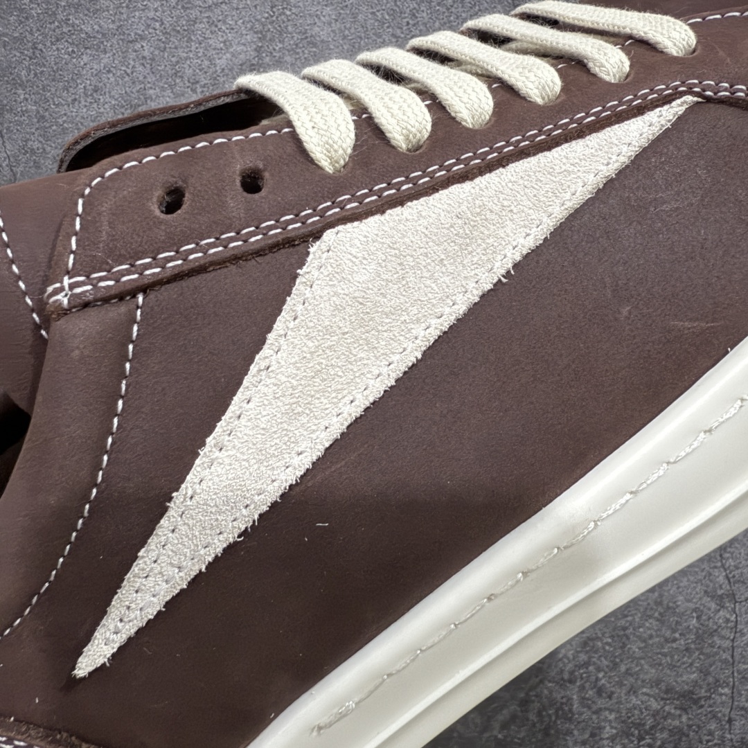 图片[3]-【莞产G版】RO / Rick Owens 瑞克·欧文斯【主线】 【名称】疯马油蜡皮侵权万子 【款式】 侵权三角标/低帮/经典底/细鞋带款，特殊工艺疯马油蜡皮！ 【皮料】 东莞原厂进口全新定制疯马油蜡皮，油光发亮质感！ 【三角标】长绒灰白麂皮头层小牛皮，厚切1.2mm。 【鞋带】 鞋带采用水染定织法工艺，高密度之下，透出光泽感！ 【鞋头】 原厂楦头定型，优雅大幅度上翘弧度！ 【鞋舌】 内里和后跟包裹是全牛皮，一整张牛皮切割，无拼皮、无边角料皮！ 【鞋底】TPU大底奶香味！硬度、肤感一比一！鞋底logo钢印清晰正确！ 【鞋垫】整张牛皮鞋垫 + 3层夹心泡棉材质（白+粉色），独家私人开模冲孔！ 【尺码】 ：36 37 38 39 40 41 42 43 44 45 46-选品中心