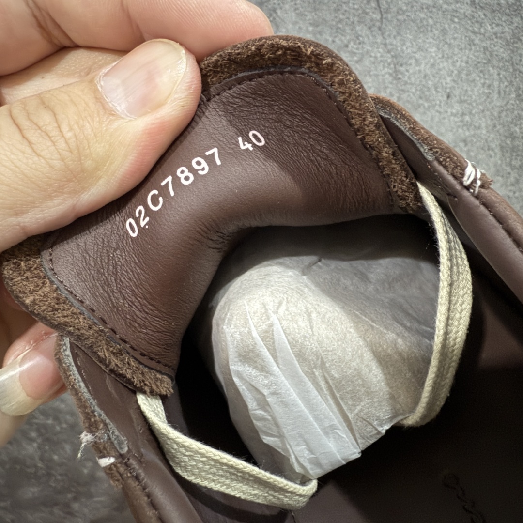 图片[6]-【莞产G版】RO / Rick Owens 瑞克·欧文斯【主线】 【名称】疯马油蜡皮侵权万子 【款式】 侵权三角标/低帮/经典底/细鞋带款，特殊工艺疯马油蜡皮！ 【皮料】 东莞原厂进口全新定制疯马油蜡皮，油光发亮质感！ 【三角标】长绒灰白麂皮头层小牛皮，厚切1.2mm。 【鞋带】 鞋带采用水染定织法工艺，高密度之下，透出光泽感！ 【鞋头】 原厂楦头定型，优雅大幅度上翘弧度！ 【鞋舌】 内里和后跟包裹是全牛皮，一整张牛皮切割，无拼皮、无边角料皮！ 【鞋底】TPU大底奶香味！硬度、肤感一比一！鞋底logo钢印清晰正确！ 【鞋垫】整张牛皮鞋垫 + 3层夹心泡棉材质（白+粉色），独家私人开模冲孔！ 【尺码】 ：36 37 38 39 40 41 42 43 44 45 46-选品中心