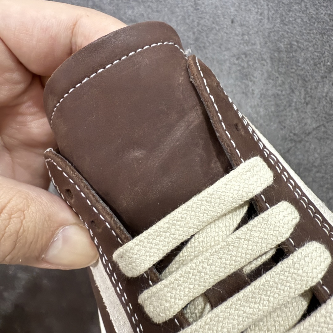 图片[5]-【莞产G版】RO / Rick Owens 瑞克·欧文斯【主线】 【名称】疯马油蜡皮侵权万子 【款式】 侵权三角标/低帮/经典底/细鞋带款，特殊工艺疯马油蜡皮！ 【皮料】 东莞原厂进口全新定制疯马油蜡皮，油光发亮质感！ 【三角标】长绒灰白麂皮头层小牛皮，厚切1.2mm。 【鞋带】 鞋带采用水染定织法工艺，高密度之下，透出光泽感！ 【鞋头】 原厂楦头定型，优雅大幅度上翘弧度！ 【鞋舌】 内里和后跟包裹是全牛皮，一整张牛皮切割，无拼皮、无边角料皮！ 【鞋底】TPU大底奶香味！硬度、肤感一比一！鞋底logo钢印清晰正确！ 【鞋垫】整张牛皮鞋垫 + 3层夹心泡棉材质（白+粉色），独家私人开模冲孔！ 【尺码】 ：36 37 38 39 40 41 42 43 44 45 46-选品中心