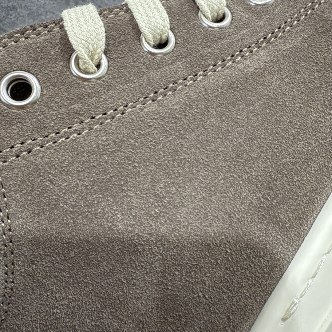 图片[3]-【莞产G版】摩卡棕色低帮大匡威 RO / Rick Owens 瑞克·欧文斯【主线】大匡威/低帮/经典底/ 麂皮 低帮 西瓜头 【皮料】 东莞原厂进口全新2025年新材质“高丝光麂皮绒感 【鞋带】 鞋带采用水染定织法工艺，高密度之下，透出光泽感！ 【鞋头】软糯，轻轻按压有牛皮细细的纹理质感！ 【鞋舌】内里也是全牛皮，一整张牛皮切割，无拼皮、无边角料皮！ 【鞋底】TPU大底奶香味！硬度、肤感一比一！鞋底logo钢印清晰正确！ 【鞋垫】整张牛皮鞋垫 + 3层夹心泡棉材质（白+粉色），独家私人开模冲孔！ 【尺码】 ：36 37 38 39 40 41 42 43 44 45 46-选品中心