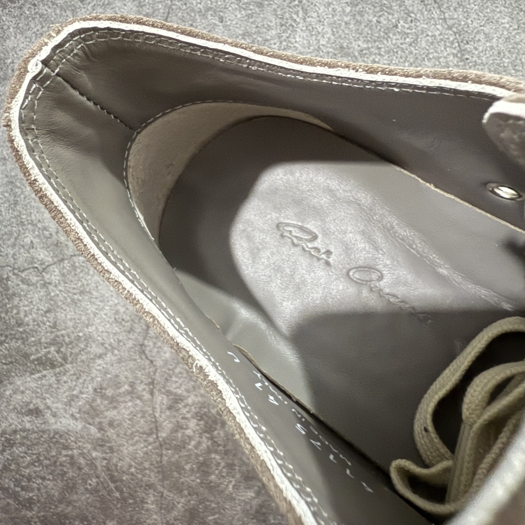 图片[8]-【莞产G版】摩卡棕色低帮大匡威 RO / Rick Owens 瑞克·欧文斯【主线】大匡威/低帮/经典底/ 麂皮 低帮 西瓜头 【皮料】 东莞原厂进口全新2025年新材质“高丝光麂皮绒感 【鞋带】 鞋带采用水染定织法工艺，高密度之下，透出光泽感！ 【鞋头】软糯，轻轻按压有牛皮细细的纹理质感！ 【鞋舌】内里也是全牛皮，一整张牛皮切割，无拼皮、无边角料皮！ 【鞋底】TPU大底奶香味！硬度、肤感一比一！鞋底logo钢印清晰正确！ 【鞋垫】整张牛皮鞋垫 + 3层夹心泡棉材质（白+粉色），独家私人开模冲孔！ 【尺码】 ：36 37 38 39 40 41 42 43 44 45 46-选品中心