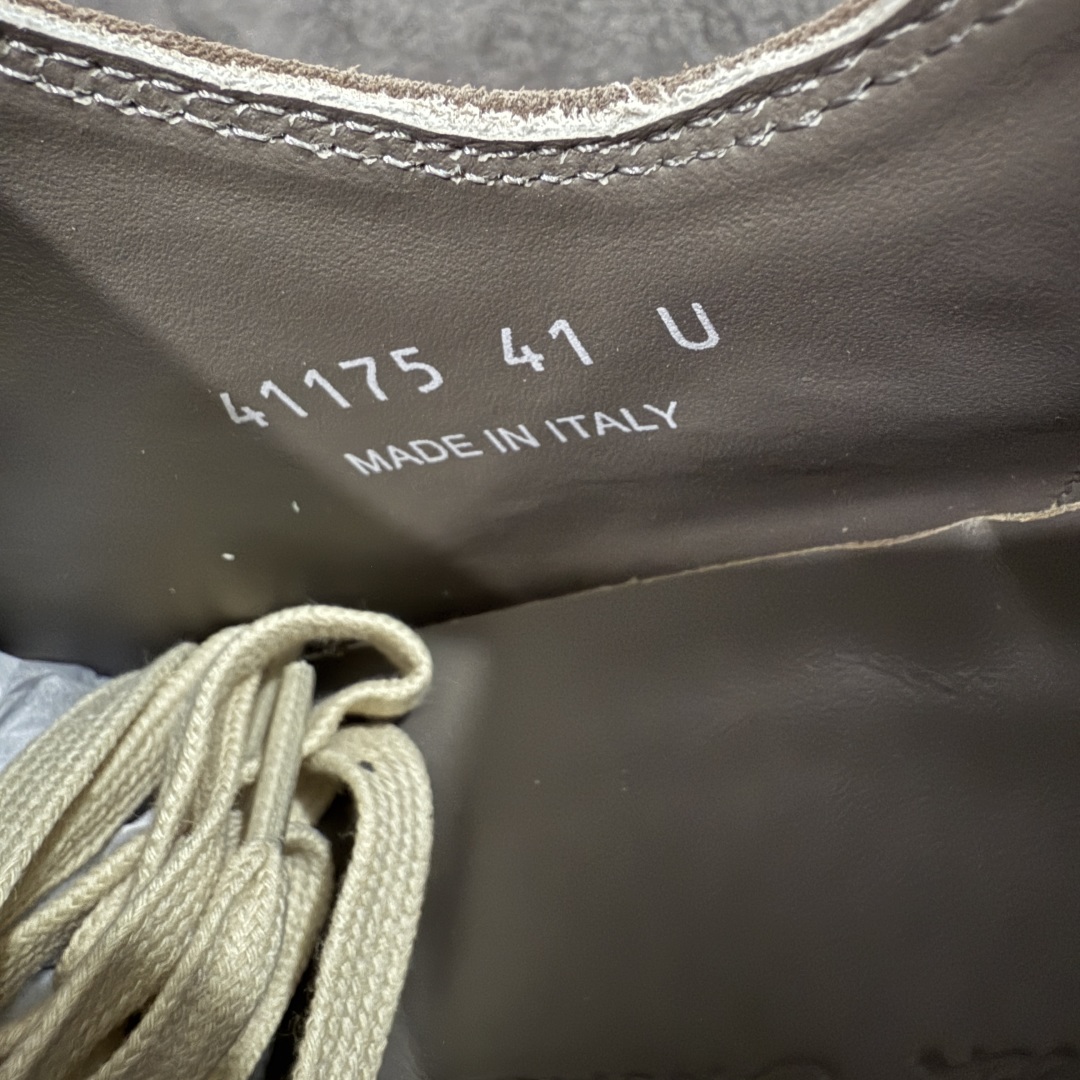 图片[7]-【莞产G版】摩卡棕色低帮大匡威 RO / Rick Owens 瑞克·欧文斯【主线】大匡威/低帮/经典底/ 麂皮 低帮 西瓜头 【皮料】 东莞原厂进口全新2025年新材质“高丝光麂皮绒感 【鞋带】 鞋带采用水染定织法工艺，高密度之下，透出光泽感！ 【鞋头】软糯，轻轻按压有牛皮细细的纹理质感！ 【鞋舌】内里也是全牛皮，一整张牛皮切割，无拼皮、无边角料皮！ 【鞋底】TPU大底奶香味！硬度、肤感一比一！鞋底logo钢印清晰正确！ 【鞋垫】整张牛皮鞋垫 + 3层夹心泡棉材质（白+粉色），独家私人开模冲孔！ 【尺码】 ：36 37 38 39 40 41 42 43 44 45 46-选品中心