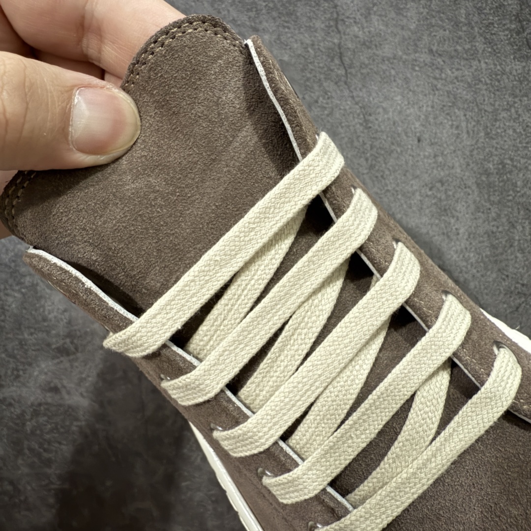 图片[5]-【莞产G版】摩卡棕色低帮大匡威 RO / Rick Owens 瑞克·欧文斯【主线】大匡威/低帮/经典底/ 麂皮 低帮 西瓜头 【皮料】 东莞原厂进口全新2025年新材质“高丝光麂皮绒感 【鞋带】 鞋带采用水染定织法工艺，高密度之下，透出光泽感！ 【鞋头】软糯，轻轻按压有牛皮细细的纹理质感！ 【鞋舌】内里也是全牛皮，一整张牛皮切割，无拼皮、无边角料皮！ 【鞋底】TPU大底奶香味！硬度、肤感一比一！鞋底logo钢印清晰正确！ 【鞋垫】整张牛皮鞋垫 + 3层夹心泡棉材质（白+粉色），独家私人开模冲孔！ 【尺码】 ：36 37 38 39 40 41 42 43 44 45 46-选品中心