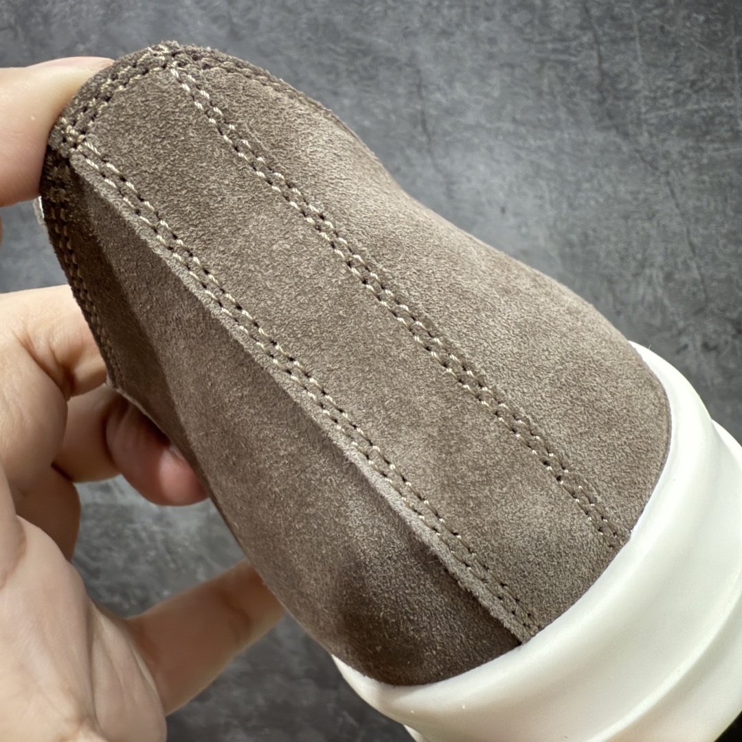 图片[2]-【莞产G版】摩卡棕色低帮大匡威 RO / Rick Owens 瑞克·欧文斯【主线】大匡威/低帮/经典底/ 麂皮 低帮 西瓜头 【皮料】 东莞原厂进口全新2025年新材质“高丝光麂皮绒感 【鞋带】 鞋带采用水染定织法工艺，高密度之下，透出光泽感！ 【鞋头】软糯，轻轻按压有牛皮细细的纹理质感！ 【鞋舌】内里也是全牛皮，一整张牛皮切割，无拼皮、无边角料皮！ 【鞋底】TPU大底奶香味！硬度、肤感一比一！鞋底logo钢印清晰正确！ 【鞋垫】整张牛皮鞋垫 + 3层夹心泡棉材质（白+粉色），独家私人开模冲孔！ 【尺码】 ：36 37 38 39 40 41 42 43 44 45 46-选品中心