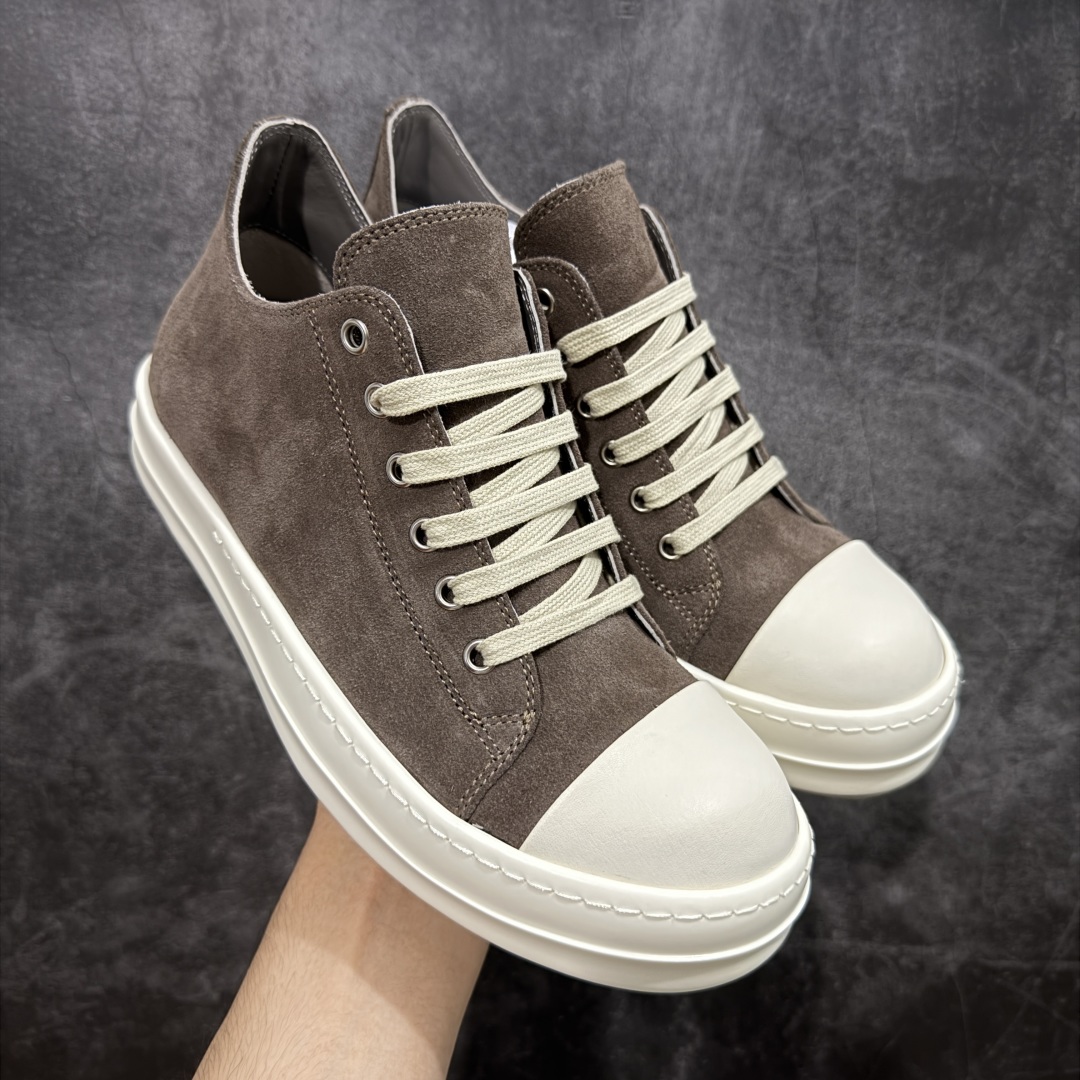 【莞产G版】摩卡棕色低帮大匡威 RO / Rick Owens 瑞克·欧文斯【主线】大匡威/低帮/经典底/ 麂皮 低帮 西瓜头 【皮料】 东莞原厂进口全新2025年新材质“高丝光麂皮绒感 【鞋带】 鞋带采用水染定织法工艺,高密度之下,透出光泽感! 【鞋头】软糯,轻轻按压有牛皮细细的纹理质感! 【鞋舌】内里也是全牛皮,一整张牛皮切割,无拼皮、无边角料皮! 【鞋底】TPU大底奶香味!硬度、肤感一比一!鞋底logo钢印清晰正确! 【鞋垫】整张牛皮鞋垫 + 3层夹心泡棉材质(白+粉色),独家私人开模冲孔! 【尺码】 :36 37 38 39 40 41 42 43 44 45 46-选品中心