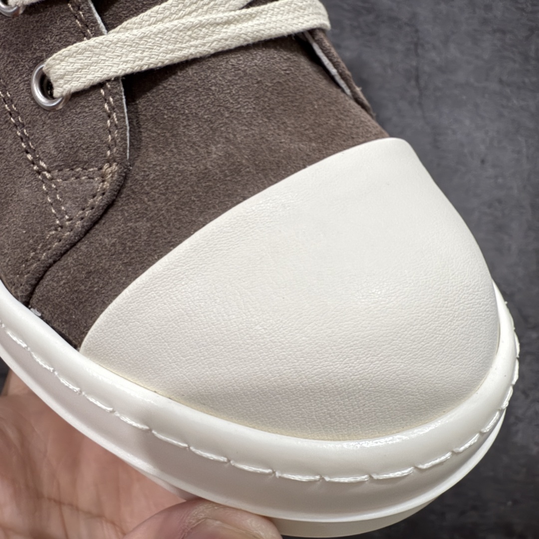 图片[4]-【莞产G版】摩卡棕色低帮大匡威 RO / Rick Owens 瑞克·欧文斯【主线】大匡威/低帮/经典底/ 麂皮 低帮 西瓜头 【皮料】 东莞原厂进口全新2025年新材质“高丝光麂皮绒感 【鞋带】 鞋带采用水染定织法工艺，高密度之下，透出光泽感！ 【鞋头】软糯，轻轻按压有牛皮细细的纹理质感！ 【鞋舌】内里也是全牛皮，一整张牛皮切割，无拼皮、无边角料皮！ 【鞋底】TPU大底奶香味！硬度、肤感一比一！鞋底logo钢印清晰正确！ 【鞋垫】整张牛皮鞋垫 + 3层夹心泡棉材质（白+粉色），独家私人开模冲孔！ 【尺码】 ：36 37 38 39 40 41 42 43 44 45 46-选品中心