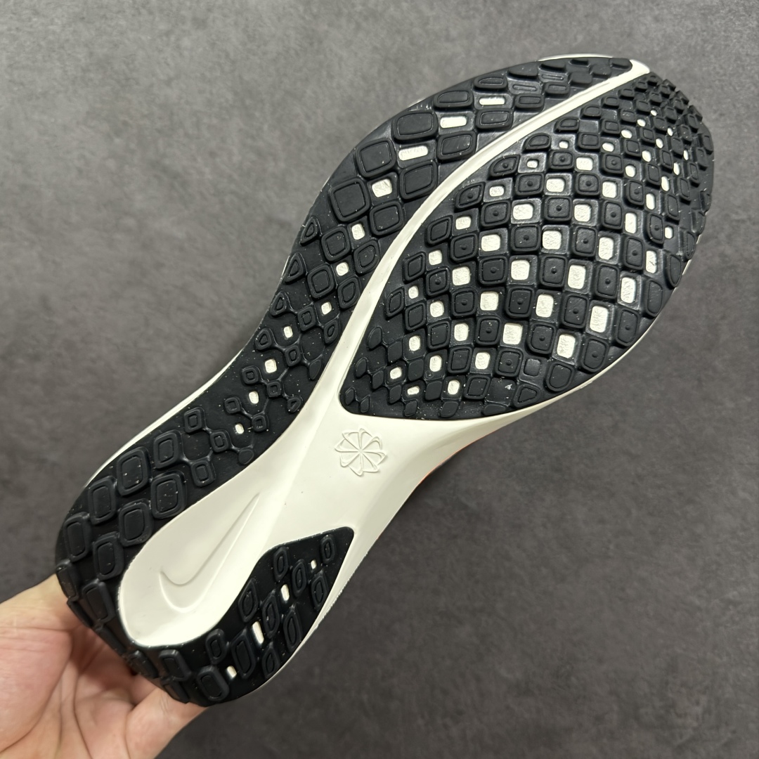  
【纯原】NK Air Zoom Pegasus 41登月 飞马跑鞋 HF0013-900
鞋面采用外