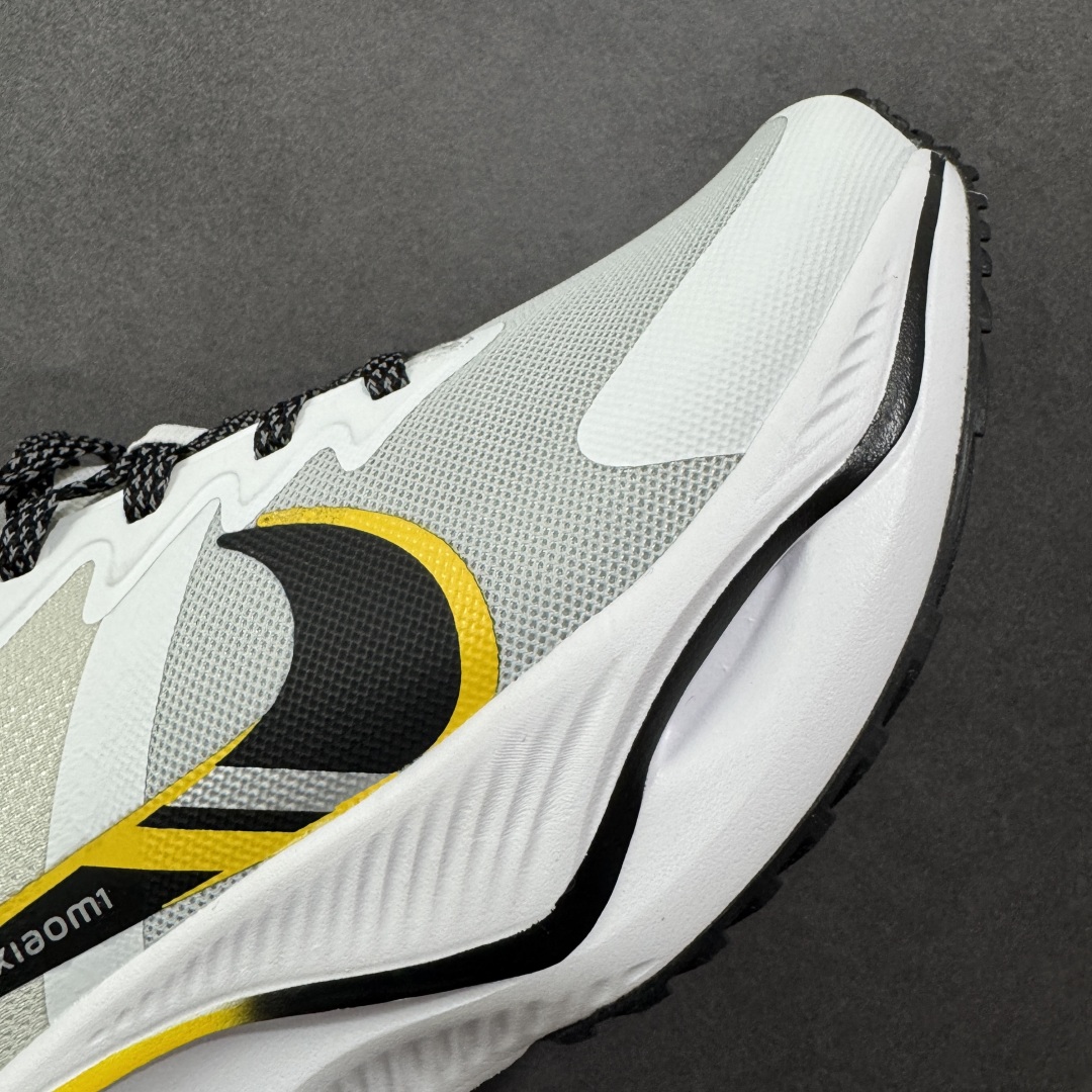  
【定制版】NIKE ZOOM PLUS 全新跑鞋
采用密度更高的材料
而且去除了前一代中操作的支撑 