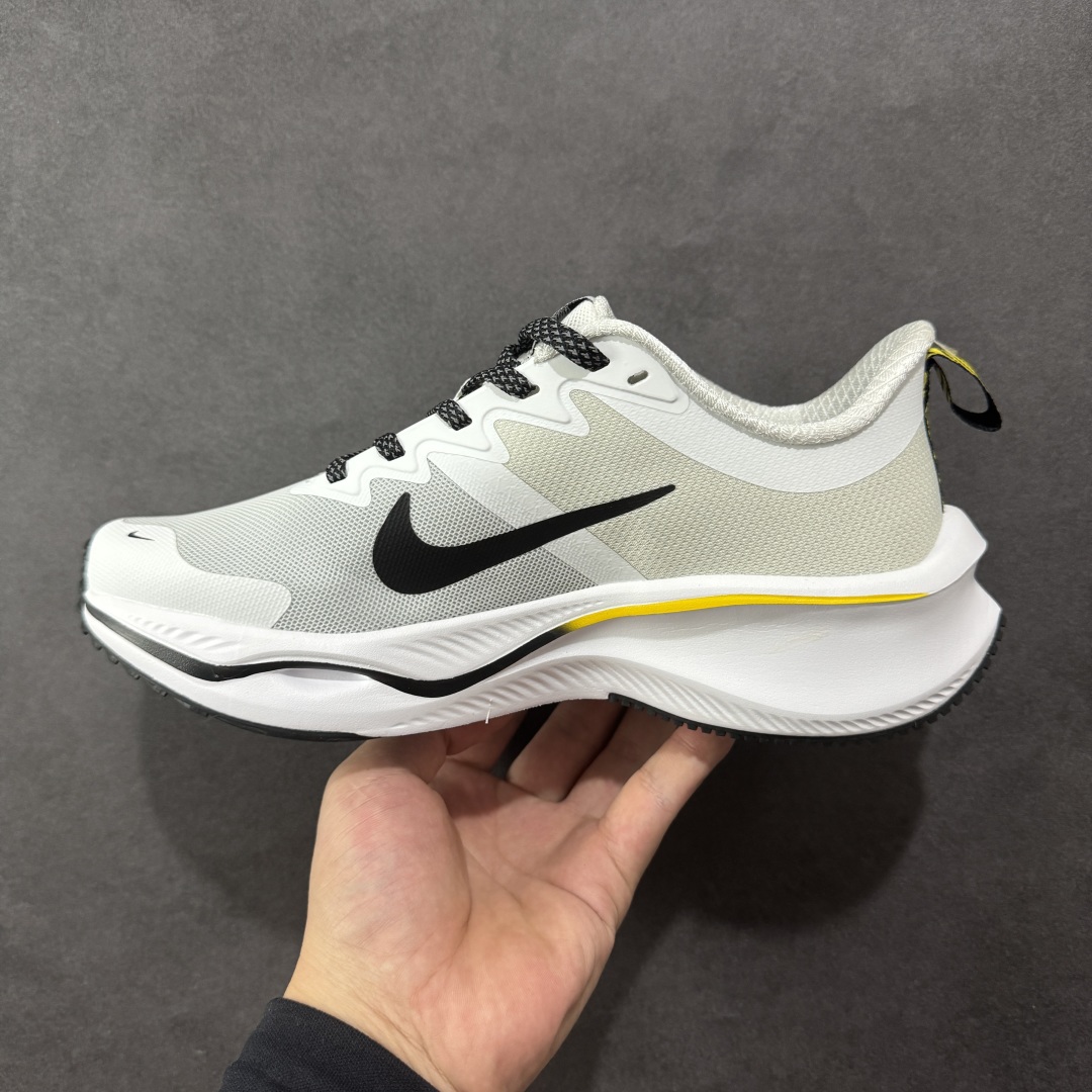  
【定制版】NIKE ZOOM PLUS 全新跑鞋
采用密度更高的材料
而且去除了前一代中操作的支撑 