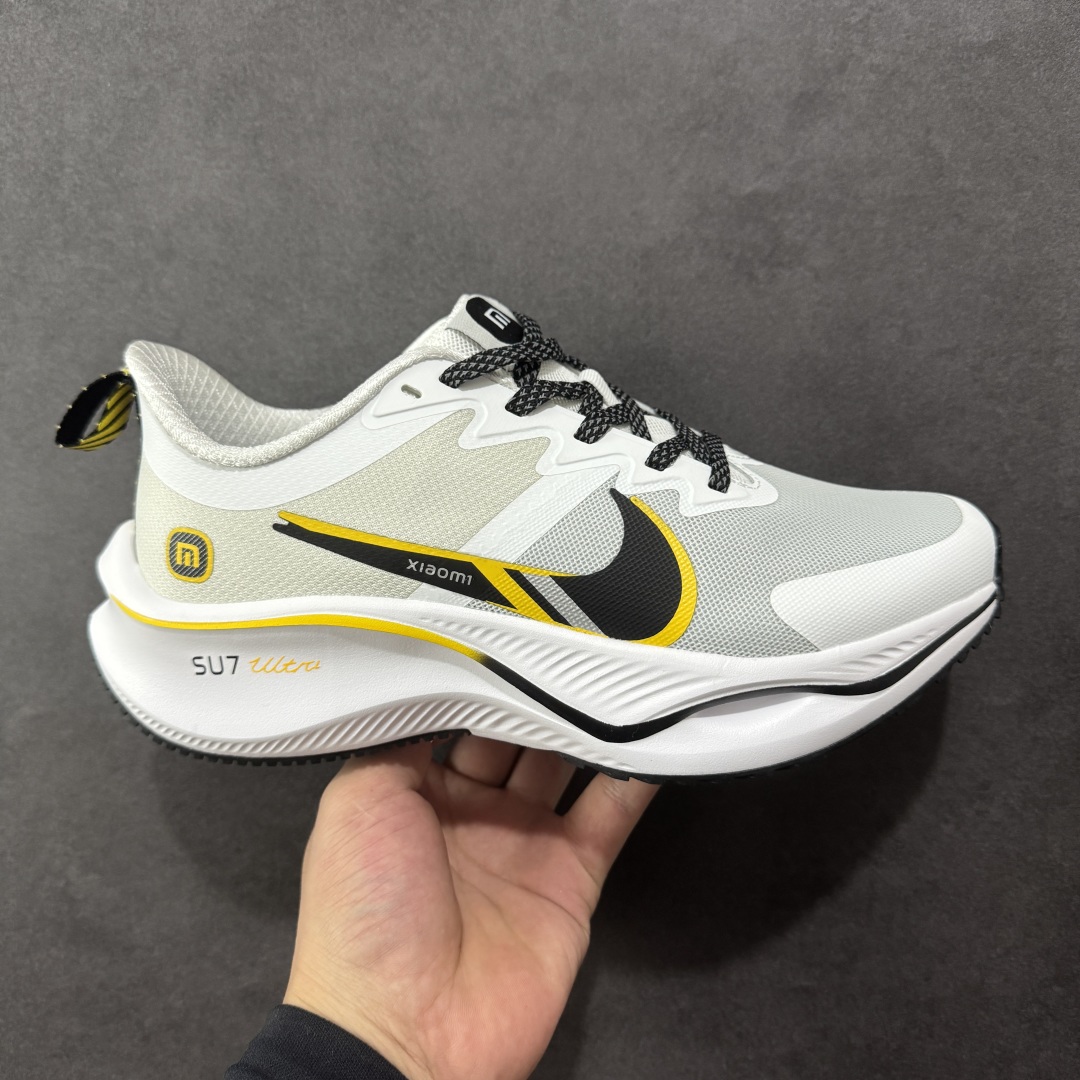  
【定制版】NIKE ZOOM PLUS 全新跑鞋
采用密度更高的材料
而且去除了前一代中操作的支撑 