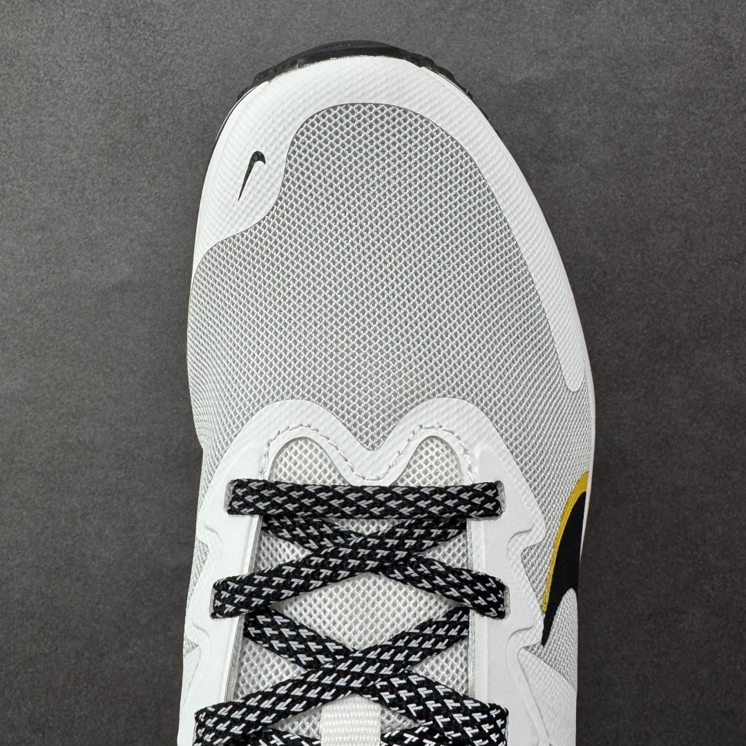  
【定制版】NIKE ZOOM PLUS 全新跑鞋
采用密度更高的材料
而且去除了前一代中操作的支撑 