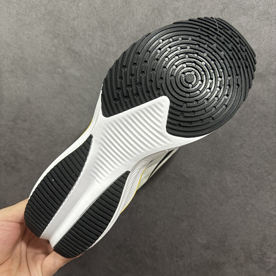  
【定制版】NIKE ZOOM PLUS 全新跑鞋
采用密度更高的材料
而且去除了前一代中操作的支撑 