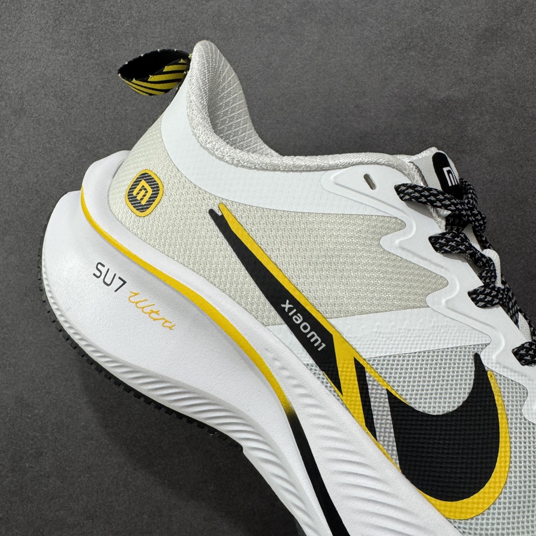 
【定制版】NIKE ZOOM PLUS 全新跑鞋
采用密度更高的材料
而且去除了前一代中操作的支撑 