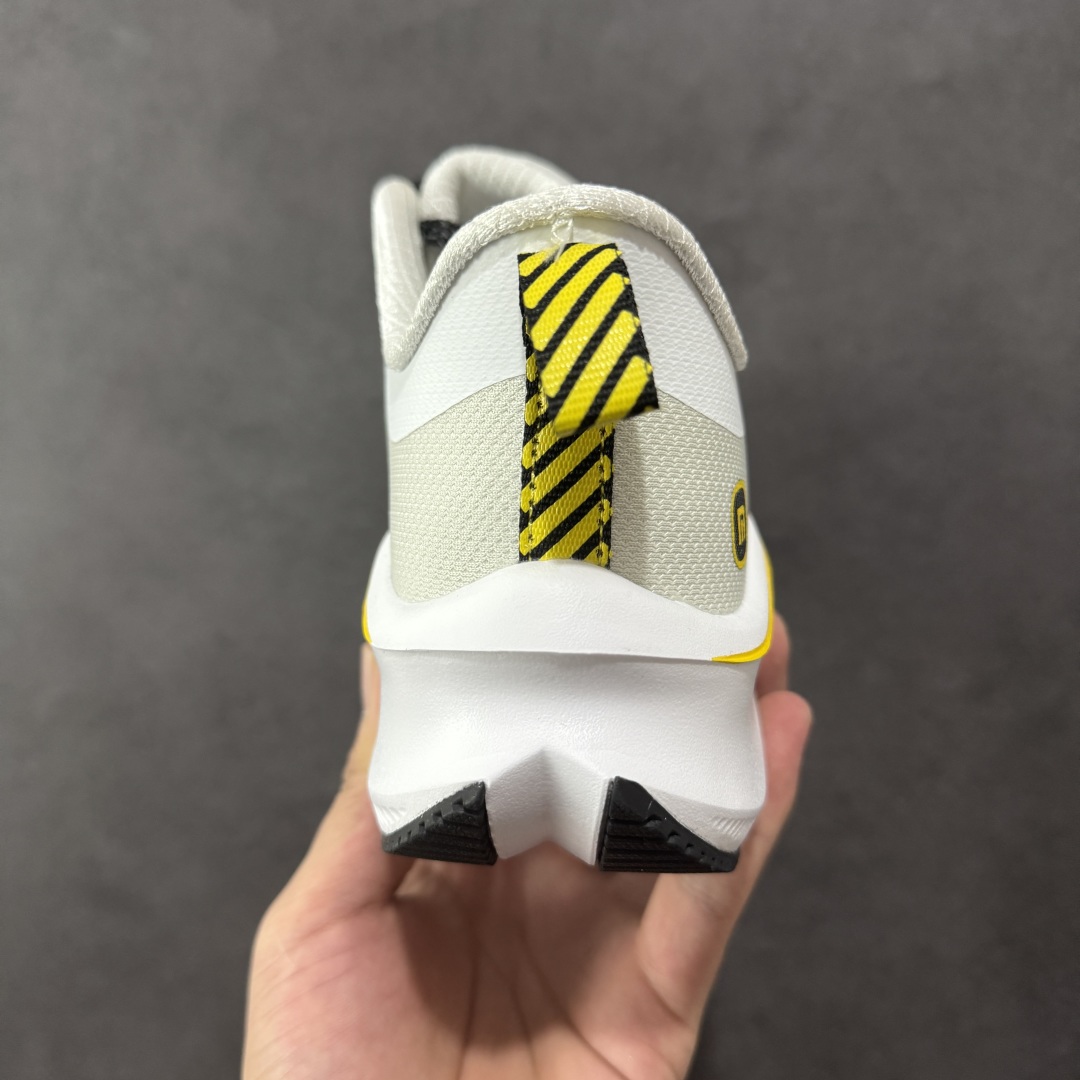  
【定制版】NIKE ZOOM PLUS 全新跑鞋
采用密度更高的材料
而且去除了前一代中操作的支撑 
