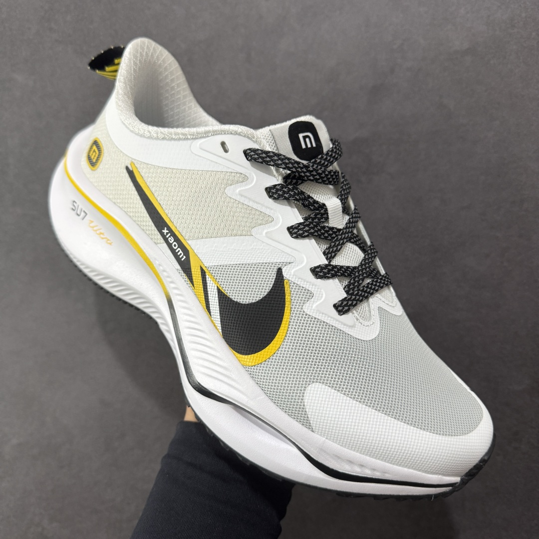  
【定制版】NIKE ZOOM PLUS 全新跑鞋
采用密度更高的材料
而且去除了前一代中操作的支撑 