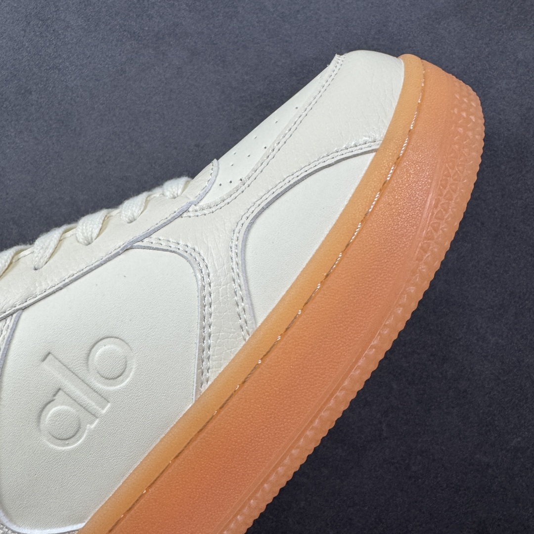 图片[5]-【纯原版】Alo Yoga Recovery Mode 舒适简约 防滑耐磨 低帮 板鞋 男女同款 25s 春夏新款 小白鞋厚底舒适休闲款 alo比耐克更懂女生！上脚超级百搭！而且超级舒适！是厚底款但是上脚一点都不沉重！ 非常轻便！套上袜套搭配更好看！而且还是明星同款推荐～上脚增高显腿细！ 超级适合我们小个子女生～鞋子整体也是经典的拼色撞色设计搭配鞋面细腻的真皮纹路肌理感！！ 材质：牛皮内里羊里 大底：纯天然橡胶大底 尺码：36-45-选品中心