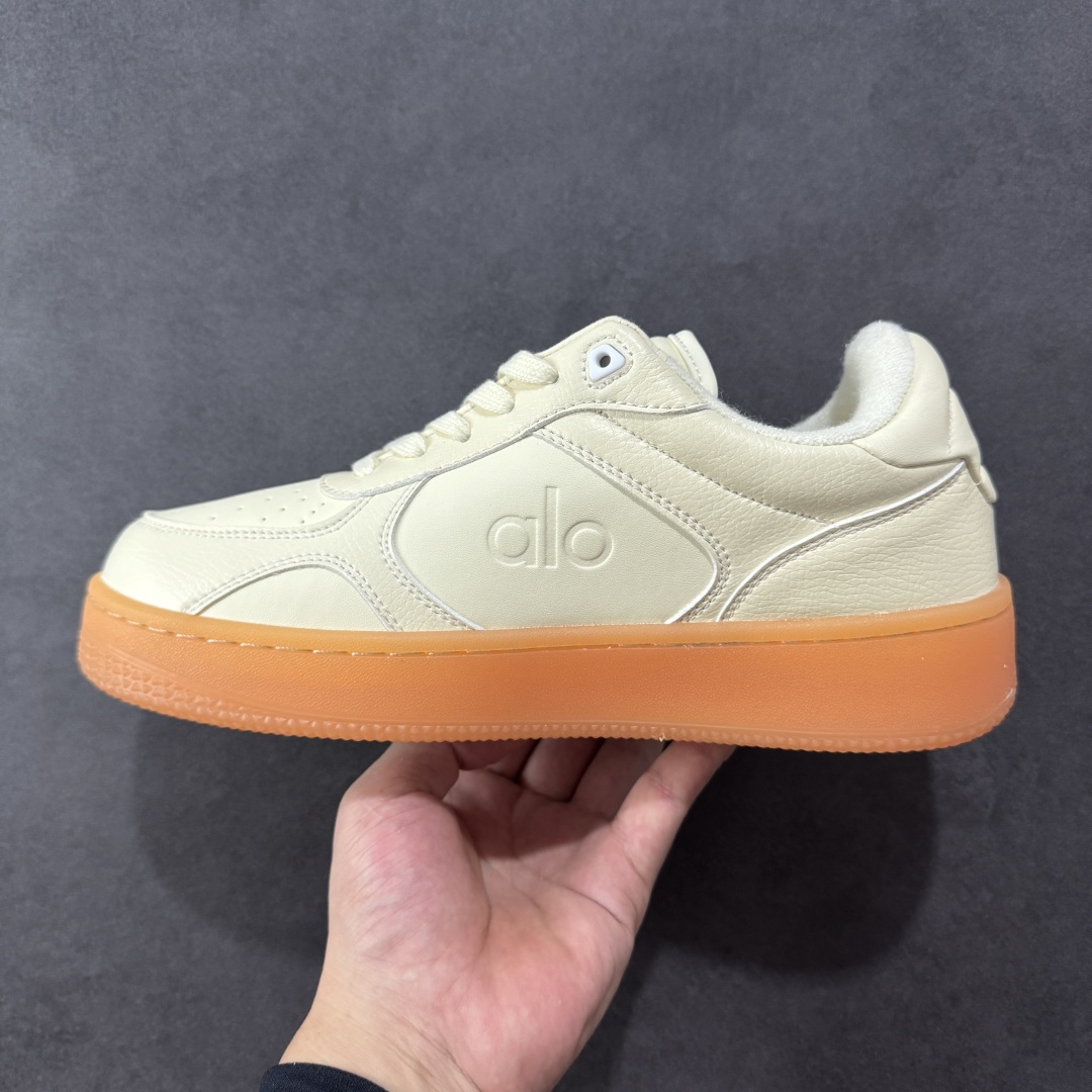 图片[2]-【纯原版】Alo Yoga Recovery Mode 舒适简约 防滑耐磨 低帮 板鞋 男女同款 25s 春夏新款 小白鞋厚底舒适休闲款 alo比耐克更懂女生！上脚超级百搭！而且超级舒适！是厚底款但是上脚一点都不沉重！ 非常轻便！套上袜套搭配更好看！而且还是明星同款推荐～上脚增高显腿细！ 超级适合我们小个子女生～鞋子整体也是经典的拼色撞色设计搭配鞋面细腻的真皮纹路肌理感！！ 材质：牛皮内里羊里 大底：纯天然橡胶大底 尺码：36-45-选品中心