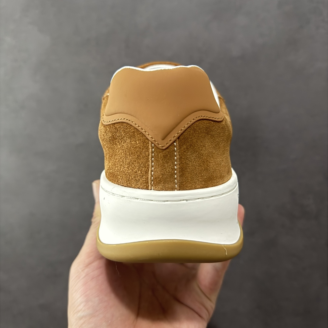 图片[4]-【广东礼盒版本】LOUIS VUITTON skate sneaker 2025 秋冬男士系列 Classic 牛皮革 圆头系带 低帮 生活休闲鞋 原版开发 市面唯一正确版本 原版购入开发 欢迎对比 运动鞋于 2025 秋冬男士系列初次亮相 以光滑牛皮革塑造考究设计 可轻松融入各式造型 瞩目 LV 字母标注鞋侧 轻盈橡胶外底点缀 Vuitton 标识 材料使用原版定制进口头层牛皮 内里使用原版进口透气网里 原版开模橡胶发泡材质大底 内增高4CM 尺码：39 40 41 42 43 44 45-选品中心