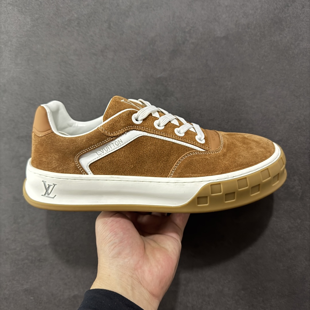 【广东礼盒版本】LOUIS VUITTON skate sneaker 2025 秋冬男士系列 Classic 牛皮革 圆头系带 低帮 生活休闲鞋 原版开发 市面唯一正确版本 原版购入开发 欢迎对比 运动鞋于 2025 秋冬男士系列初次亮相 以光滑牛皮革塑造考究设计 可轻松融入各式造型 瞩目 LV 字母标注鞋侧 轻盈橡胶外底点缀 Vuitton 标识 材料使用原版定制进口头层牛皮 内里使用原版进口透气网里 原版开模橡胶发泡材质大底 内增高4CM 尺码:39 40 41 42 43 44 45-选品中心