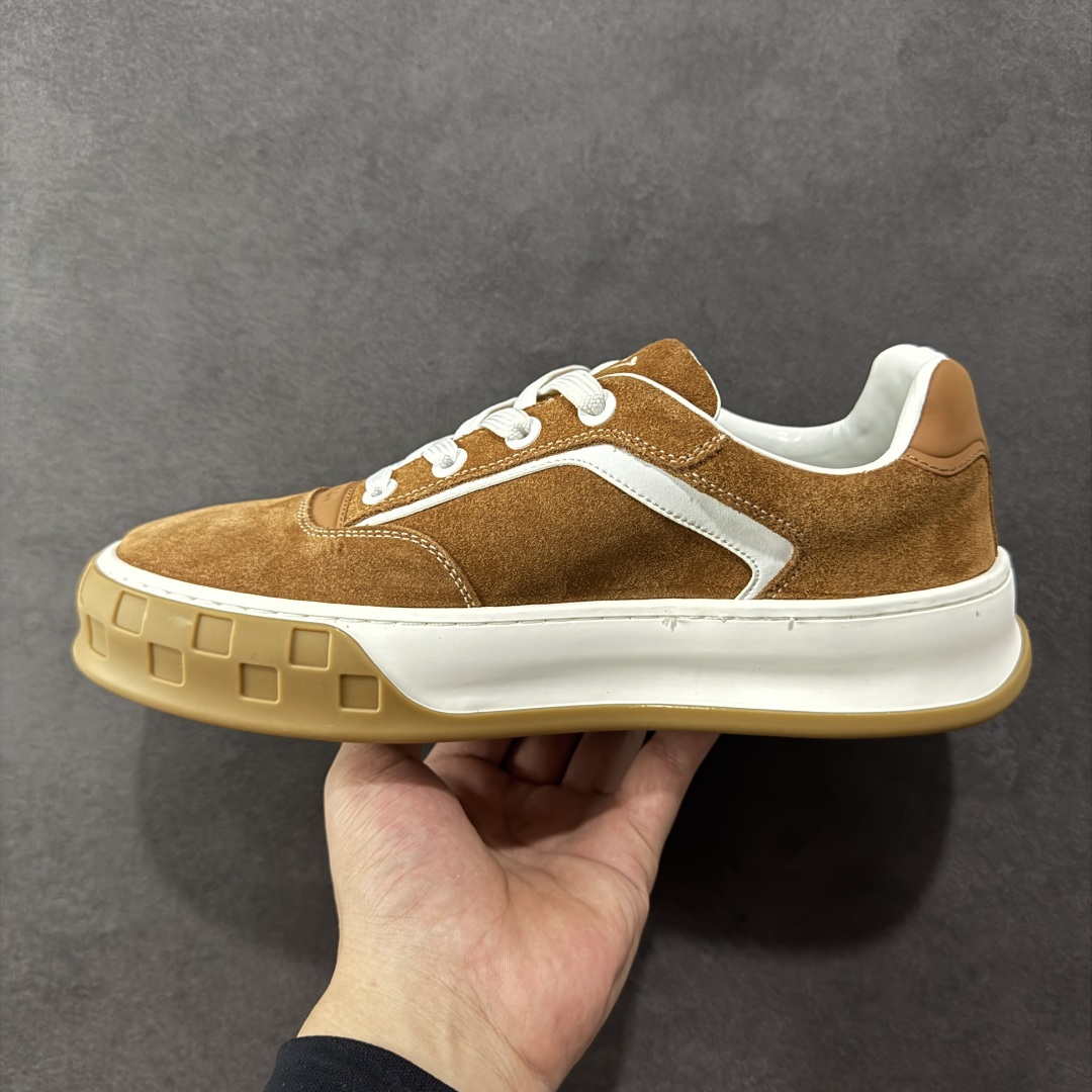 图片[2]-【广东礼盒版本】LOUIS VUITTON skate sneaker 2025 秋冬男士系列 Classic 牛皮革 圆头系带 低帮 生活休闲鞋 原版开发 市面唯一正确版本 原版购入开发 欢迎对比 运动鞋于 2025 秋冬男士系列初次亮相 以光滑牛皮革塑造考究设计 可轻松融入各式造型 瞩目 LV 字母标注鞋侧 轻盈橡胶外底点缀 Vuitton 标识 材料使用原版定制进口头层牛皮 内里使用原版进口透气网里 原版开模橡胶发泡材质大底 内增高4CM 尺码：39 40 41 42 43 44 45-选品中心