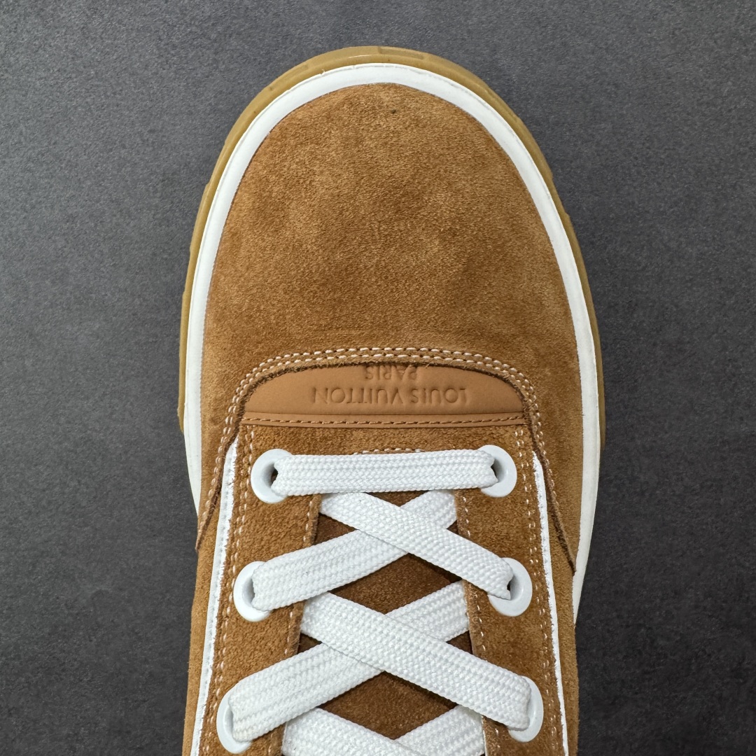 图片[8]-【广东礼盒版本】LOUIS VUITTON skate sneaker 2025 秋冬男士系列 Classic 牛皮革 圆头系带 低帮 生活休闲鞋 原版开发 市面唯一正确版本 原版购入开发 欢迎对比 运动鞋于 2025 秋冬男士系列初次亮相 以光滑牛皮革塑造考究设计 可轻松融入各式造型 瞩目 LV 字母标注鞋侧 轻盈橡胶外底点缀 Vuitton 标识 材料使用原版定制进口头层牛皮 内里使用原版进口透气网里 原版开模橡胶发泡材质大底 内增高4CM 尺码：39 40 41 42 43 44 45-选品中心