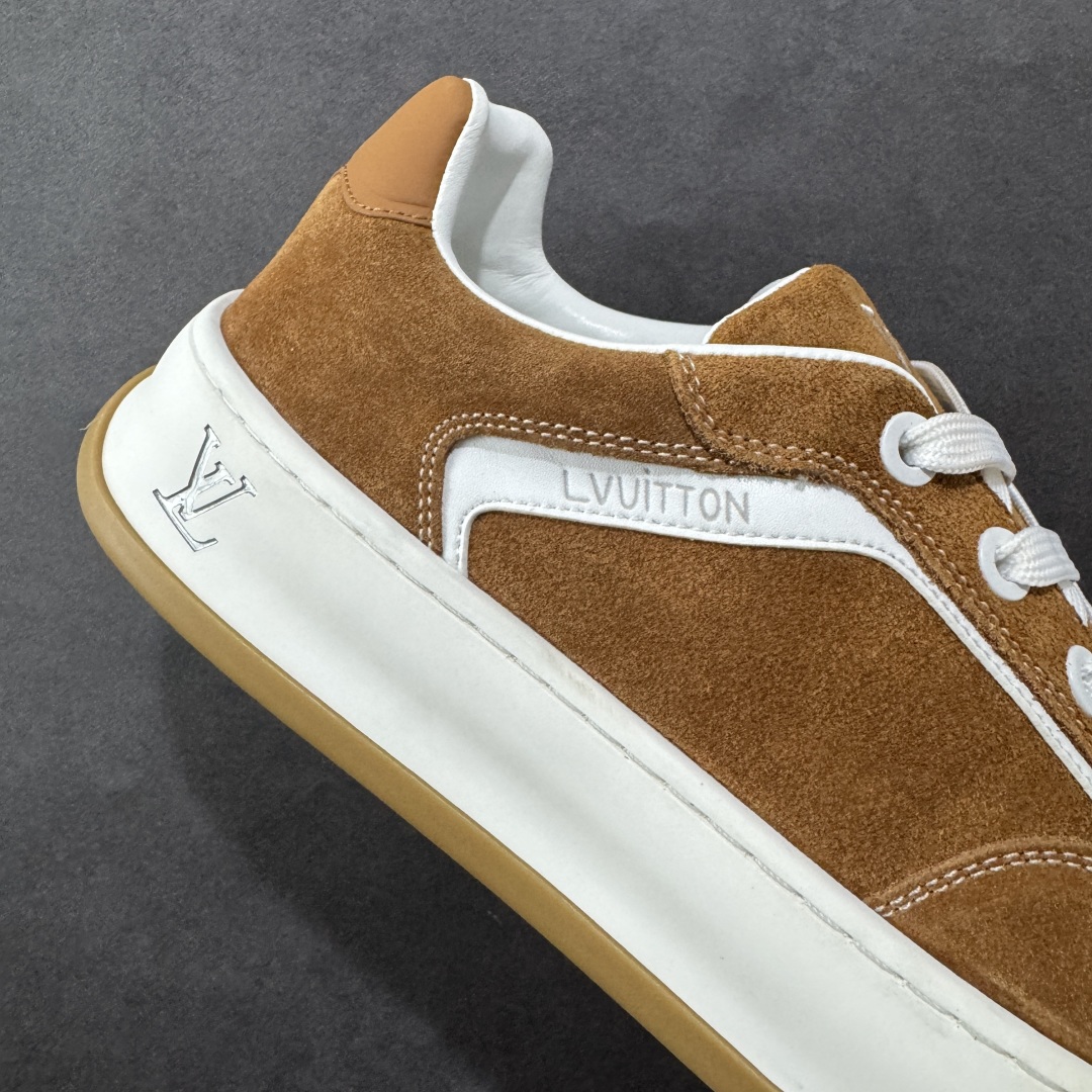 图片[6]-【广东礼盒版本】LOUIS VUITTON skate sneaker 2025 秋冬男士系列 Classic 牛皮革 圆头系带 低帮 生活休闲鞋 原版开发 市面唯一正确版本 原版购入开发 欢迎对比 运动鞋于 2025 秋冬男士系列初次亮相 以光滑牛皮革塑造考究设计 可轻松融入各式造型 瞩目 LV 字母标注鞋侧 轻盈橡胶外底点缀 Vuitton 标识 材料使用原版定制进口头层牛皮 内里使用原版进口透气网里 原版开模橡胶发泡材质大底 内增高4CM 尺码：39 40 41 42 43 44 45-选品中心