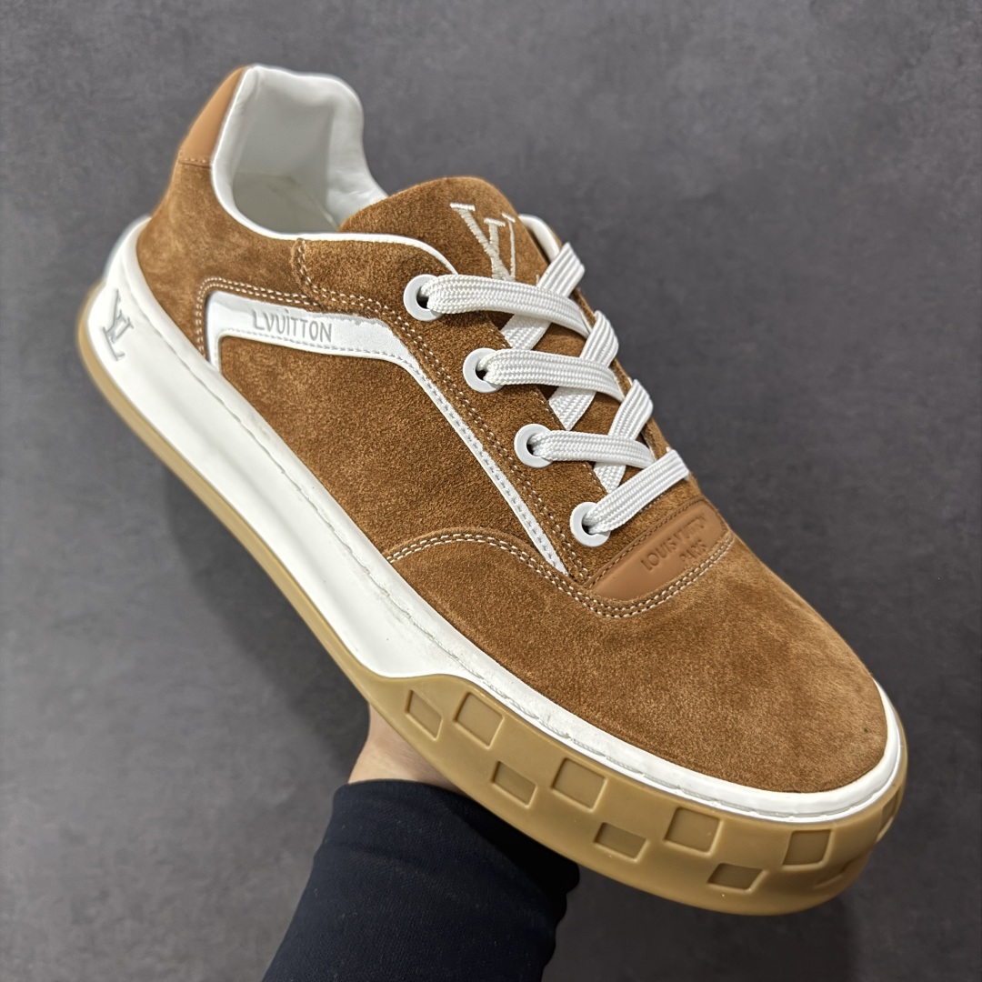 图片[3]-【广东礼盒版本】LOUIS VUITTON skate sneaker 2025 秋冬男士系列 Classic 牛皮革 圆头系带 低帮 生活休闲鞋 原版开发 市面唯一正确版本 原版购入开发 欢迎对比 运动鞋于 2025 秋冬男士系列初次亮相 以光滑牛皮革塑造考究设计 可轻松融入各式造型 瞩目 LV 字母标注鞋侧 轻盈橡胶外底点缀 Vuitton 标识 材料使用原版定制进口头层牛皮 内里使用原版进口透气网里 原版开模橡胶发泡材质大底 内增高4CM 尺码：39 40 41 42 43 44 45-选品中心