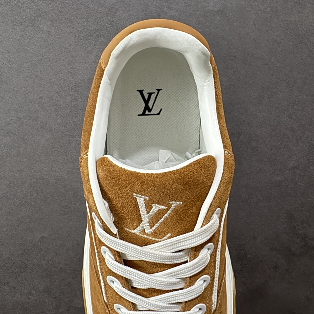 图片[7]-【广东礼盒版本】LOUIS VUITTON skate sneaker 2025 秋冬男士系列 Classic 牛皮革 圆头系带 低帮 生活休闲鞋 原版开发 市面唯一正确版本 原版购入开发 欢迎对比 运动鞋于 2025 秋冬男士系列初次亮相 以光滑牛皮革塑造考究设计 可轻松融入各式造型 瞩目 LV 字母标注鞋侧 轻盈橡胶外底点缀 Vuitton 标识 材料使用原版定制进口头层牛皮 内里使用原版进口透气网里 原版开模橡胶发泡材质大底 内增高4CM 尺码：39 40 41 42 43 44 45-选品中心