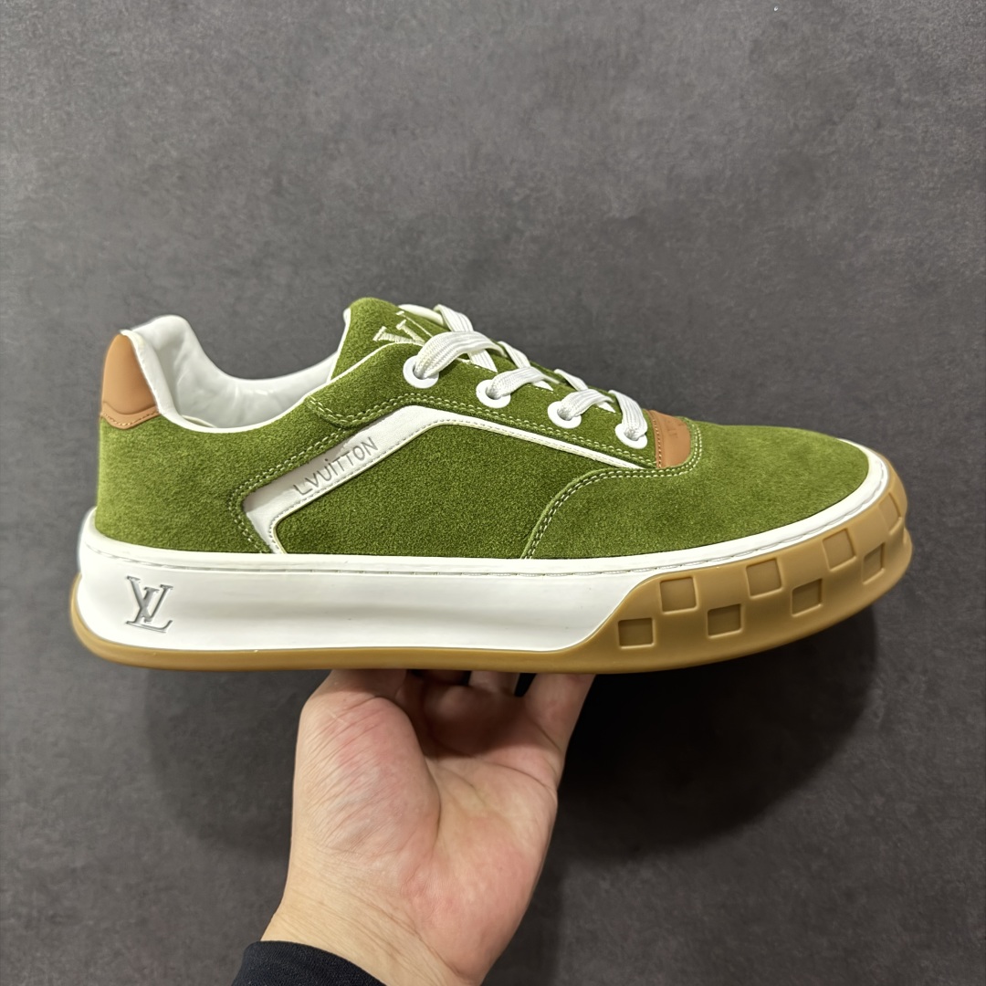 【广东礼盒版本】LOUIS VUITTON skate sneaker 2025 秋冬男士系列 Classic 牛皮革 圆头系带 低帮 生活休闲鞋 原版开发 市面唯一正确版本 原版购入开发 欢迎对比 运动鞋于 2025 秋冬男士系列初次亮相 以光滑牛皮革塑造考究设计 可轻松融入各式造型 瞩目 LV 字母标注鞋侧 轻盈橡胶外底点缀 Vuitton 标识 材料使用原版定制进口头层牛皮 内里使用原版进口透气网里 原版开模橡胶发泡材质大底 内增高4CM 尺码:39 40 41 42 43 44 45-选品中心