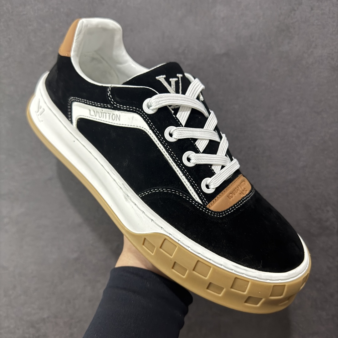 图片[3]-【广东礼盒版本】LOUIS VUITTON skate sneaker 2025 秋冬男士系列 Classic 牛皮革 圆头系带 低帮 生活休闲鞋 原版开发 市面唯一正确版本 原版购入开发 欢迎对比 运动鞋于 2025 秋冬男士系列初次亮相 以光滑牛皮革塑造考究设计 可轻松融入各式造型 瞩目 LV 字母标注鞋侧 轻盈橡胶外底点缀 Vuitton 标识 材料使用原版定制进口头层牛皮 内里使用原版进口透气网里 原版开模橡胶发泡材质大底 内增高4CM 尺码：39 40 41 42 43 44 45-选品中心