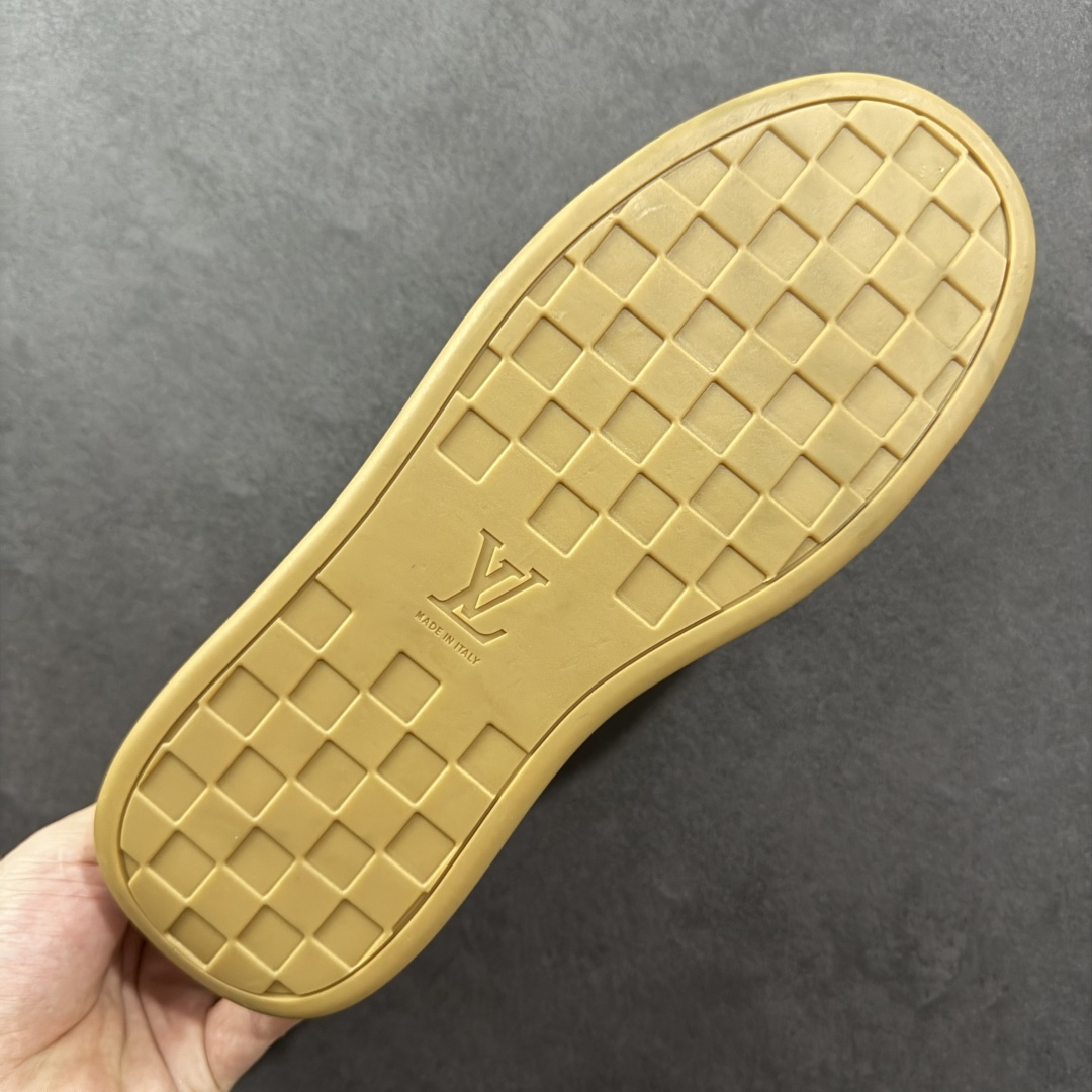 图片[9]-【广东礼盒版本】LOUIS VUITTON skate sneaker 2025 秋冬男士系列 Classic 牛皮革 圆头系带 低帮 生活休闲鞋 原版开发 市面唯一正确版本 原版购入开发 欢迎对比 运动鞋于 2025 秋冬男士系列初次亮相 以光滑牛皮革塑造考究设计 可轻松融入各式造型 瞩目 LV 字母标注鞋侧 轻盈橡胶外底点缀 Vuitton 标识 材料使用原版定制进口头层牛皮 内里使用原版进口透气网里 原版开模橡胶发泡材质大底 内增高4CM 尺码：39 40 41 42 43 44 45-选品中心