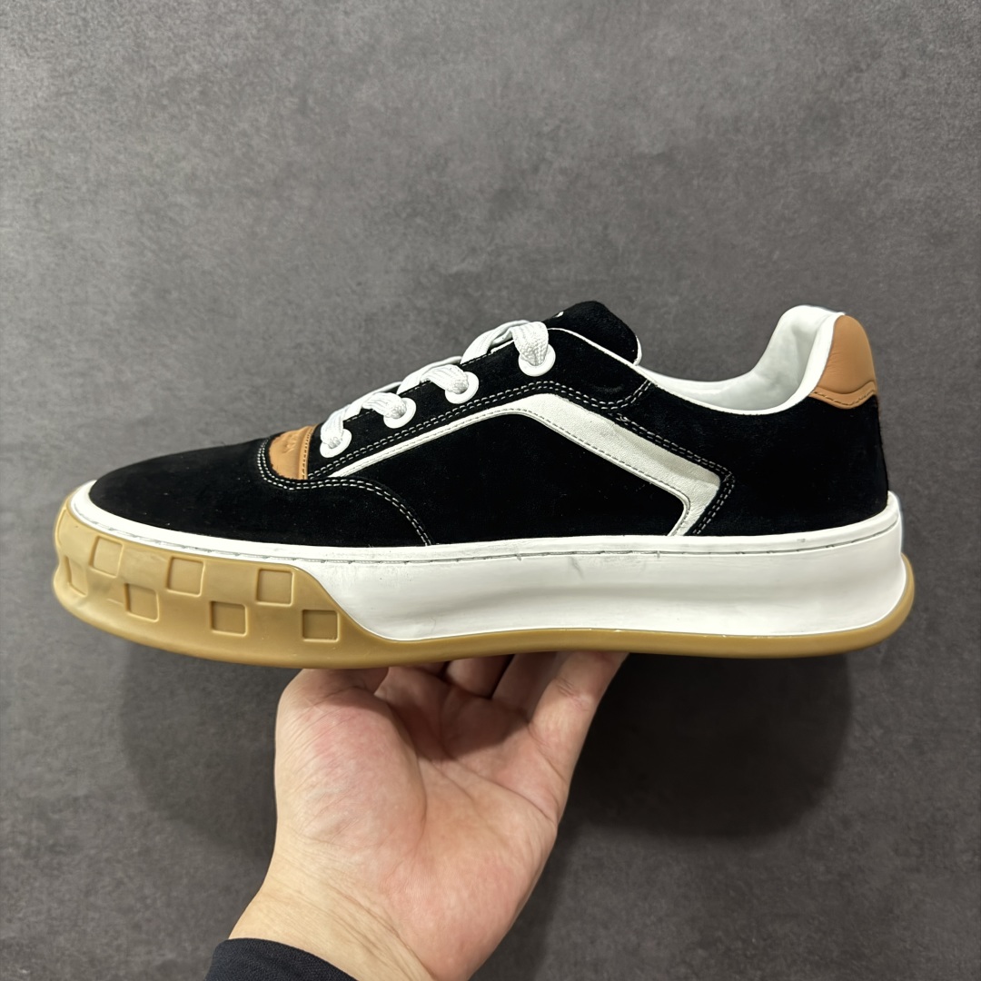 图片[2]-【广东礼盒版本】LOUIS VUITTON skate sneaker 2025 秋冬男士系列 Classic 牛皮革 圆头系带 低帮 生活休闲鞋 原版开发 市面唯一正确版本 原版购入开发 欢迎对比 运动鞋于 2025 秋冬男士系列初次亮相 以光滑牛皮革塑造考究设计 可轻松融入各式造型 瞩目 LV 字母标注鞋侧 轻盈橡胶外底点缀 Vuitton 标识 材料使用原版定制进口头层牛皮 内里使用原版进口透气网里 原版开模橡胶发泡材质大底 内增高4CM 尺码：39 40 41 42 43 44 45-选品中心