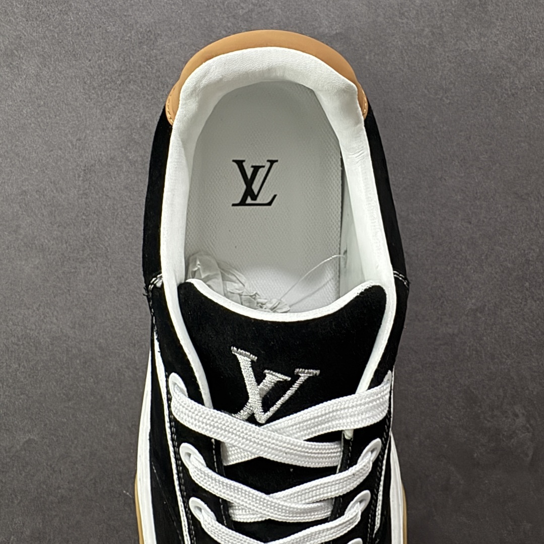 图片[7]-【广东礼盒版本】LOUIS VUITTON skate sneaker 2025 秋冬男士系列 Classic 牛皮革 圆头系带 低帮 生活休闲鞋 原版开发 市面唯一正确版本 原版购入开发 欢迎对比 运动鞋于 2025 秋冬男士系列初次亮相 以光滑牛皮革塑造考究设计 可轻松融入各式造型 瞩目 LV 字母标注鞋侧 轻盈橡胶外底点缀 Vuitton 标识 材料使用原版定制进口头层牛皮 内里使用原版进口透气网里 原版开模橡胶发泡材质大底 内增高4CM 尺码：39 40 41 42 43 44 45-选品中心