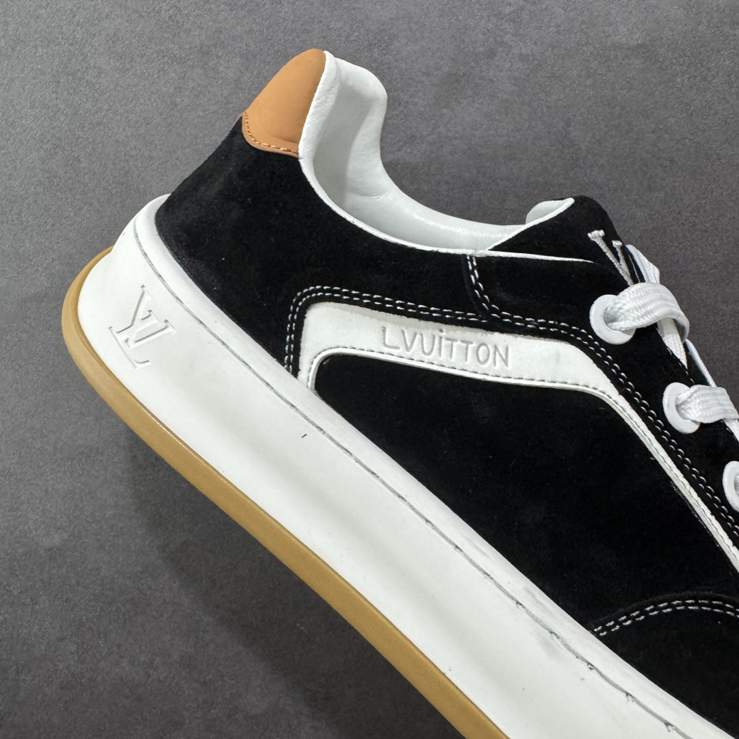 图片[6]-【广东礼盒版本】LOUIS VUITTON skate sneaker 2025 秋冬男士系列 Classic 牛皮革 圆头系带 低帮 生活休闲鞋 原版开发 市面唯一正确版本 原版购入开发 欢迎对比 运动鞋于 2025 秋冬男士系列初次亮相 以光滑牛皮革塑造考究设计 可轻松融入各式造型 瞩目 LV 字母标注鞋侧 轻盈橡胶外底点缀 Vuitton 标识 材料使用原版定制进口头层牛皮 内里使用原版进口透气网里 原版开模橡胶发泡材质大底 内增高4CM 尺码：39 40 41 42 43 44 45-选品中心