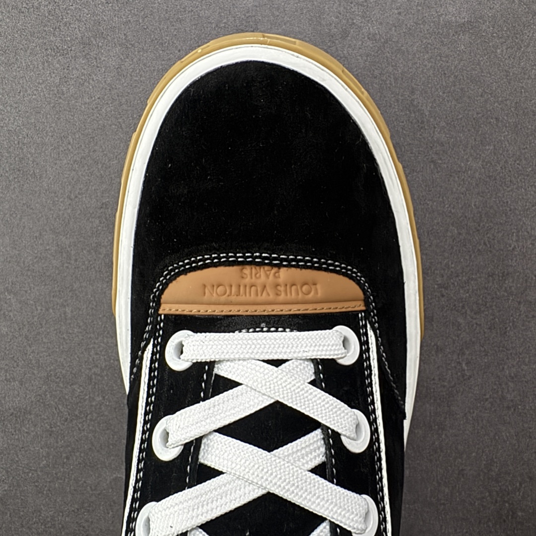 图片[8]-【广东礼盒版本】LOUIS VUITTON skate sneaker 2025 秋冬男士系列 Classic 牛皮革 圆头系带 低帮 生活休闲鞋 原版开发 市面唯一正确版本 原版购入开发 欢迎对比 运动鞋于 2025 秋冬男士系列初次亮相 以光滑牛皮革塑造考究设计 可轻松融入各式造型 瞩目 LV 字母标注鞋侧 轻盈橡胶外底点缀 Vuitton 标识 材料使用原版定制进口头层牛皮 内里使用原版进口透气网里 原版开模橡胶发泡材质大底 内增高4CM 尺码：39 40 41 42 43 44 45-选品中心