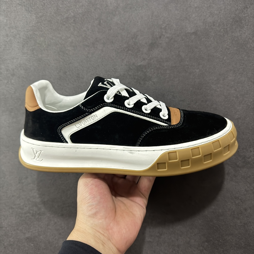 【广东礼盒版本】LOUIS VUITTON skate sneaker 2025 秋冬男士系列 Classic 牛皮革 圆头系带 低帮 生活休闲鞋 原版开发 市面唯一正确版本 原版购入开发 欢迎对比 运动鞋于 2025 秋冬男士系列初次亮相 以光滑牛皮革塑造考究设计 可轻松融入各式造型 瞩目 LV 字母标注鞋侧 轻盈橡胶外底点缀 Vuitton 标识 材料使用原版定制进口头层牛皮 内里使用原版进口透气网里 原版开模橡胶发泡材质大底 内增高4CM 尺码:39 40 41 42 43 44 45-选品中心