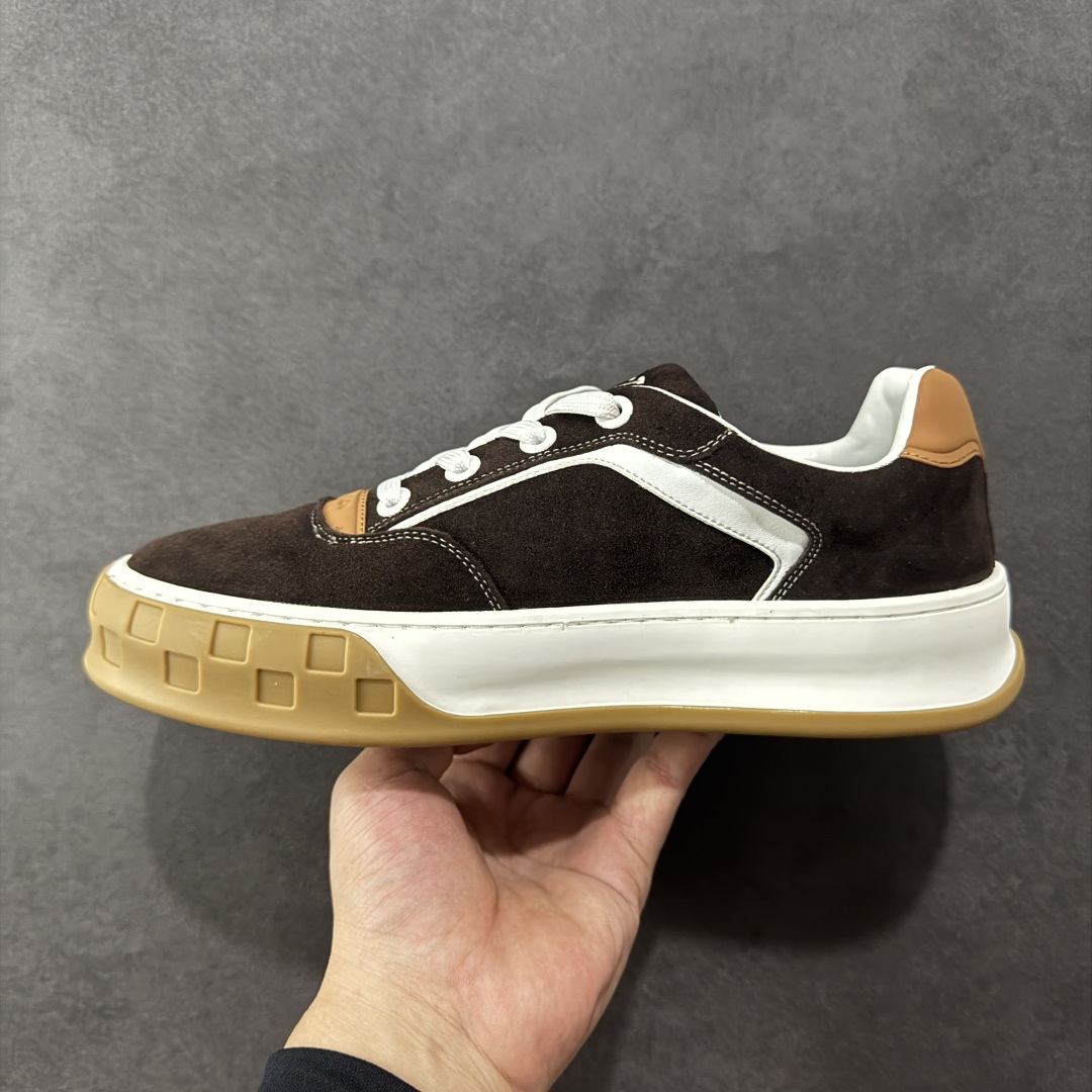 图片[2]-【广东礼盒版本】LOUIS VUITTON skate sneaker 2025 秋冬男士系列 Classic 牛皮革 圆头系带 低帮 生活休闲鞋 原版开发 市面唯一正确版本 原版购入开发 欢迎对比 运动鞋于 2025 秋冬男士系列初次亮相 以光滑牛皮革塑造考究设计 可轻松融入各式造型 瞩目 LV 字母标注鞋侧 轻盈橡胶外底点缀 Vuitton 标识 材料使用原版定制进口头层牛皮 内里使用原版进口透气网里 原版开模橡胶发泡材质大底 内增高4CM 尺码：39 40 41 42 43 44 45-选品中心