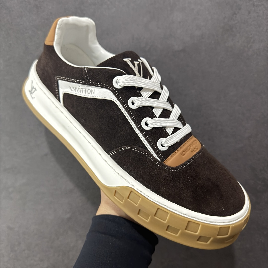 图片[3]-【广东礼盒版本】LOUIS VUITTON skate sneaker 2025 秋冬男士系列 Classic 牛皮革 圆头系带 低帮 生活休闲鞋 原版开发 市面唯一正确版本 原版购入开发 欢迎对比 运动鞋于 2025 秋冬男士系列初次亮相 以光滑牛皮革塑造考究设计 可轻松融入各式造型 瞩目 LV 字母标注鞋侧 轻盈橡胶外底点缀 Vuitton 标识 材料使用原版定制进口头层牛皮 内里使用原版进口透气网里 原版开模橡胶发泡材质大底 内增高4CM 尺码：39 40 41 42 43 44 45-选品中心