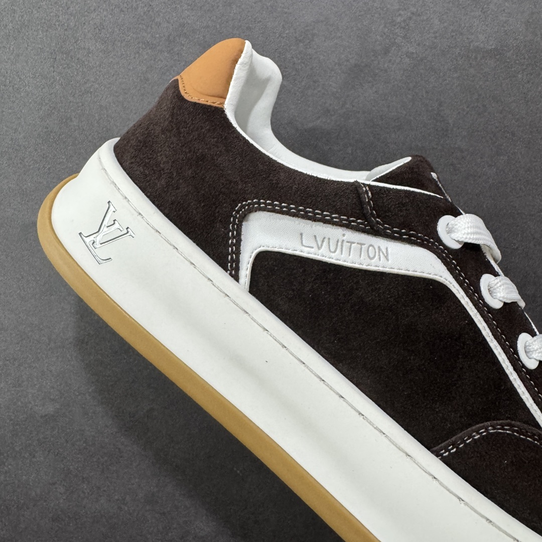 图片[5]-【广东礼盒版本】LOUIS VUITTON skate sneaker 2025 秋冬男士系列 Classic 牛皮革 圆头系带 低帮 生活休闲鞋 原版开发 市面唯一正确版本 原版购入开发 欢迎对比 运动鞋于 2025 秋冬男士系列初次亮相 以光滑牛皮革塑造考究设计 可轻松融入各式造型 瞩目 LV 字母标注鞋侧 轻盈橡胶外底点缀 Vuitton 标识 材料使用原版定制进口头层牛皮 内里使用原版进口透气网里 原版开模橡胶发泡材质大底 内增高4CM 尺码：39 40 41 42 43 44 45-选品中心