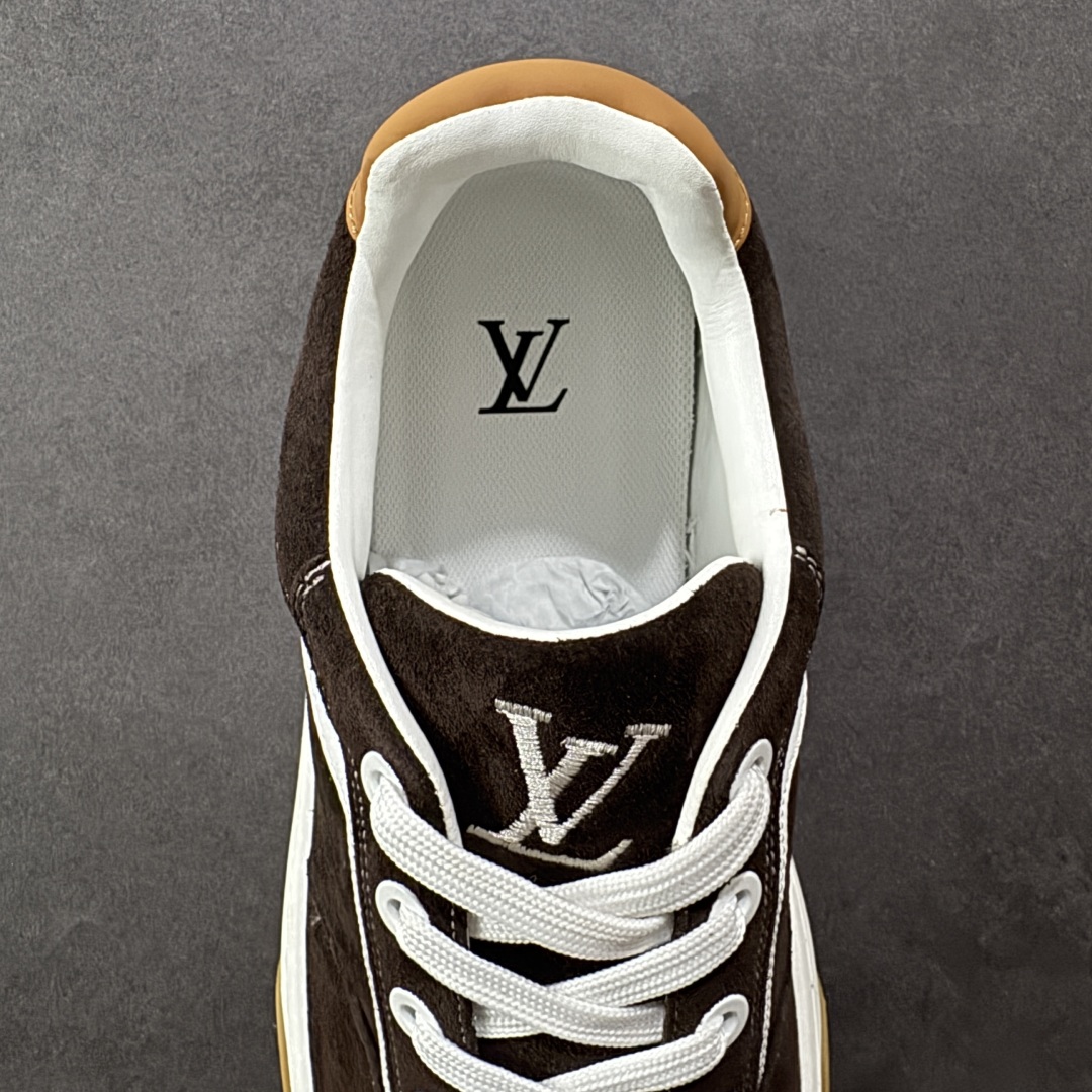 图片[6]-【广东礼盒版本】LOUIS VUITTON skate sneaker 2025 秋冬男士系列 Classic 牛皮革 圆头系带 低帮 生活休闲鞋 原版开发 市面唯一正确版本 原版购入开发 欢迎对比 运动鞋于 2025 秋冬男士系列初次亮相 以光滑牛皮革塑造考究设计 可轻松融入各式造型 瞩目 LV 字母标注鞋侧 轻盈橡胶外底点缀 Vuitton 标识 材料使用原版定制进口头层牛皮 内里使用原版进口透气网里 原版开模橡胶发泡材质大底 内增高4CM 尺码：39 40 41 42 43 44 45-选品中心