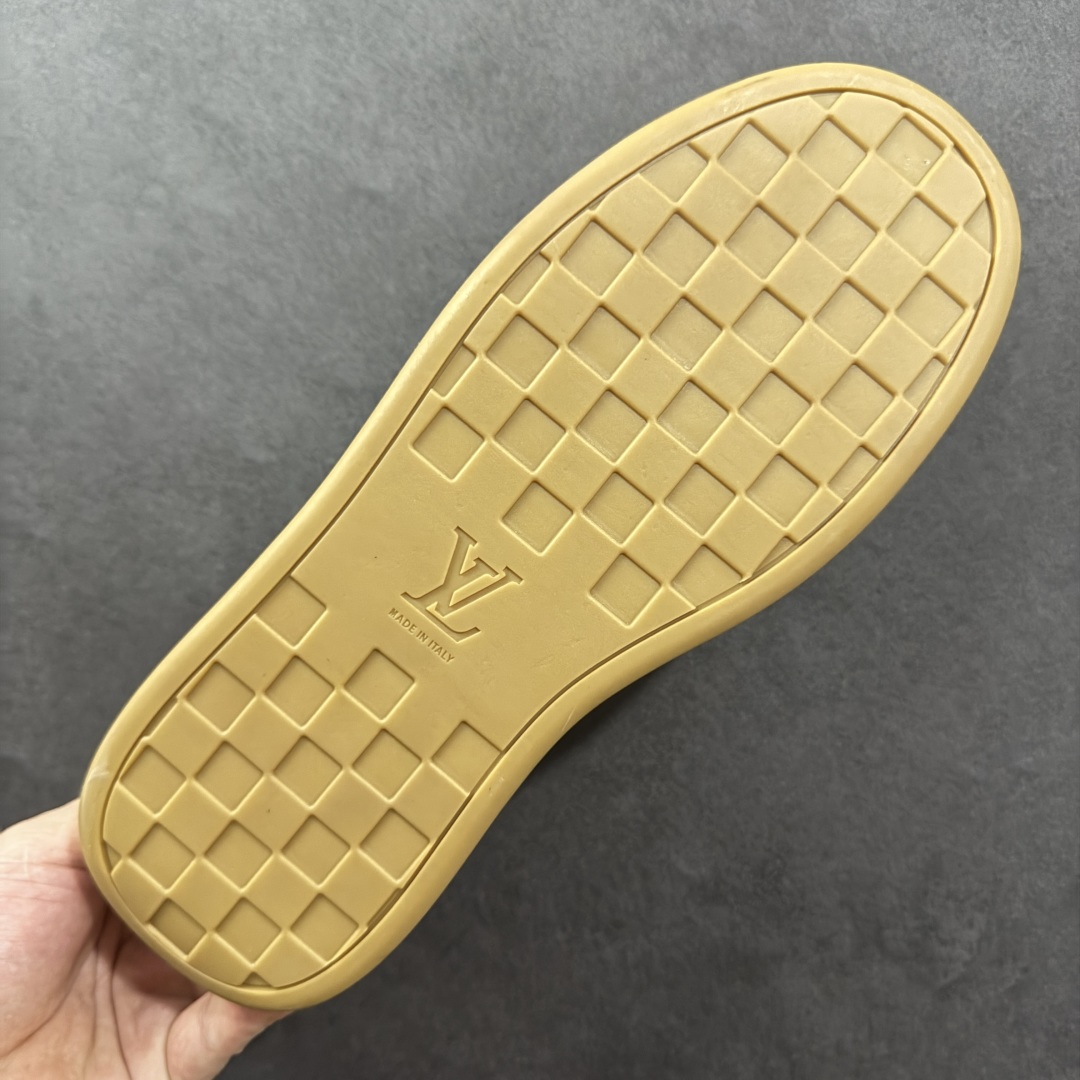 图片[8]-【广东礼盒版本】LOUIS VUITTON skate sneaker 2025 秋冬男士系列 Classic 牛皮革 圆头系带 低帮 生活休闲鞋 原版开发 市面唯一正确版本 原版购入开发 欢迎对比 运动鞋于 2025 秋冬男士系列初次亮相 以光滑牛皮革塑造考究设计 可轻松融入各式造型 瞩目 LV 字母标注鞋侧 轻盈橡胶外底点缀 Vuitton 标识 材料使用原版定制进口头层牛皮 内里使用原版进口透气网里 原版开模橡胶发泡材质大底 内增高4CM 尺码：39 40 41 42 43 44 45-选品中心