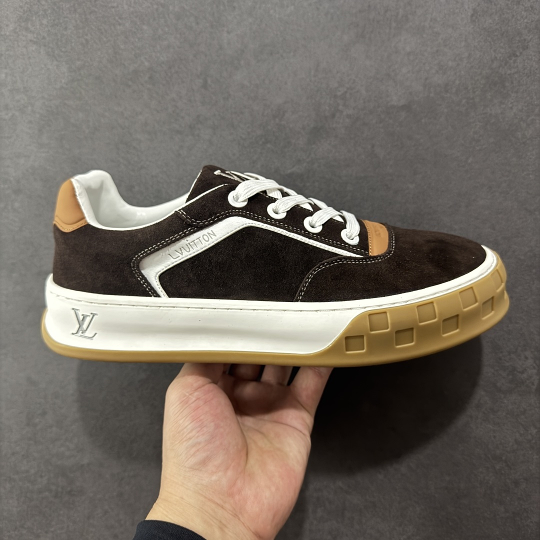 【广东礼盒版本】LOUIS VUITTON skate sneaker 2025 秋冬男士系列 Classic 牛皮革 圆头系带 低帮 生活休闲鞋 原版开发 市面唯一正确版本 原版购入开发 欢迎对比 运动鞋于 2025 秋冬男士系列初次亮相 以光滑牛皮革塑造考究设计 可轻松融入各式造型 瞩目 LV 字母标注鞋侧 轻盈橡胶外底点缀 Vuitton 标识 材料使用原版定制进口头层牛皮 内里使用原版进口透气网里 原版开模橡胶发泡材质大底 内增高4CM 尺码:39 40 41 42 43 44 45-选品中心