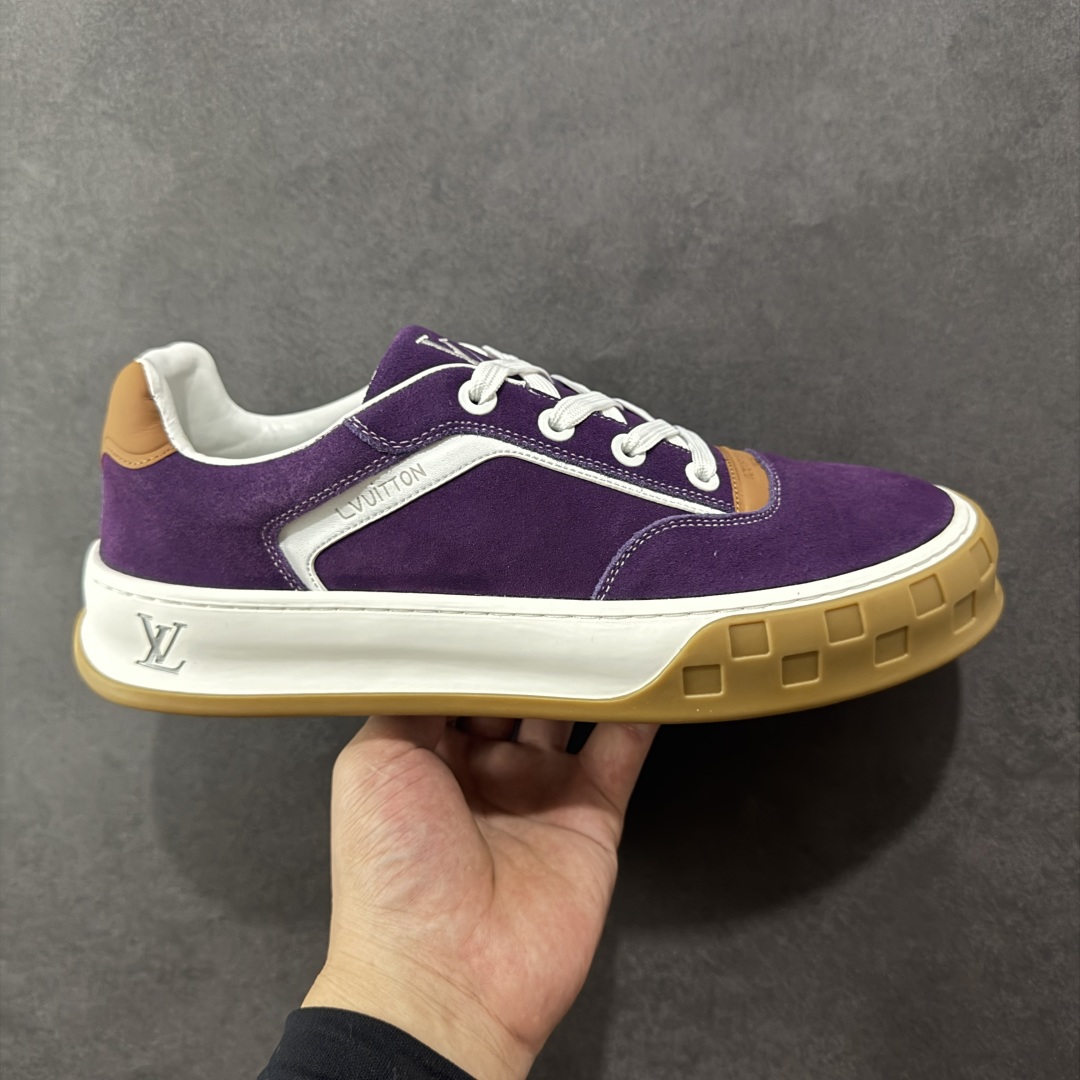 【广东礼盒版本】LOUIS VUITTON skate sneaker 2025 秋冬男士系列 Classic 牛皮革 圆头系带 低帮 生活休闲鞋 原版开发 市面唯一正确版本 原版购入开发 欢迎对比 运动鞋于 2025 秋冬男士系列初次亮相 以光滑牛皮革塑造考究设计 可轻松融入各式造型 瞩目 LV 字母标注鞋侧 轻盈橡胶外底点缀 Vuitton 标识 材料使用原版定制进口头层牛皮 内里使用原版进口透气网里 原版开模橡胶发泡材质大底 内增高4CM 尺码:39 40 41 42 43 44 45-选品中心
