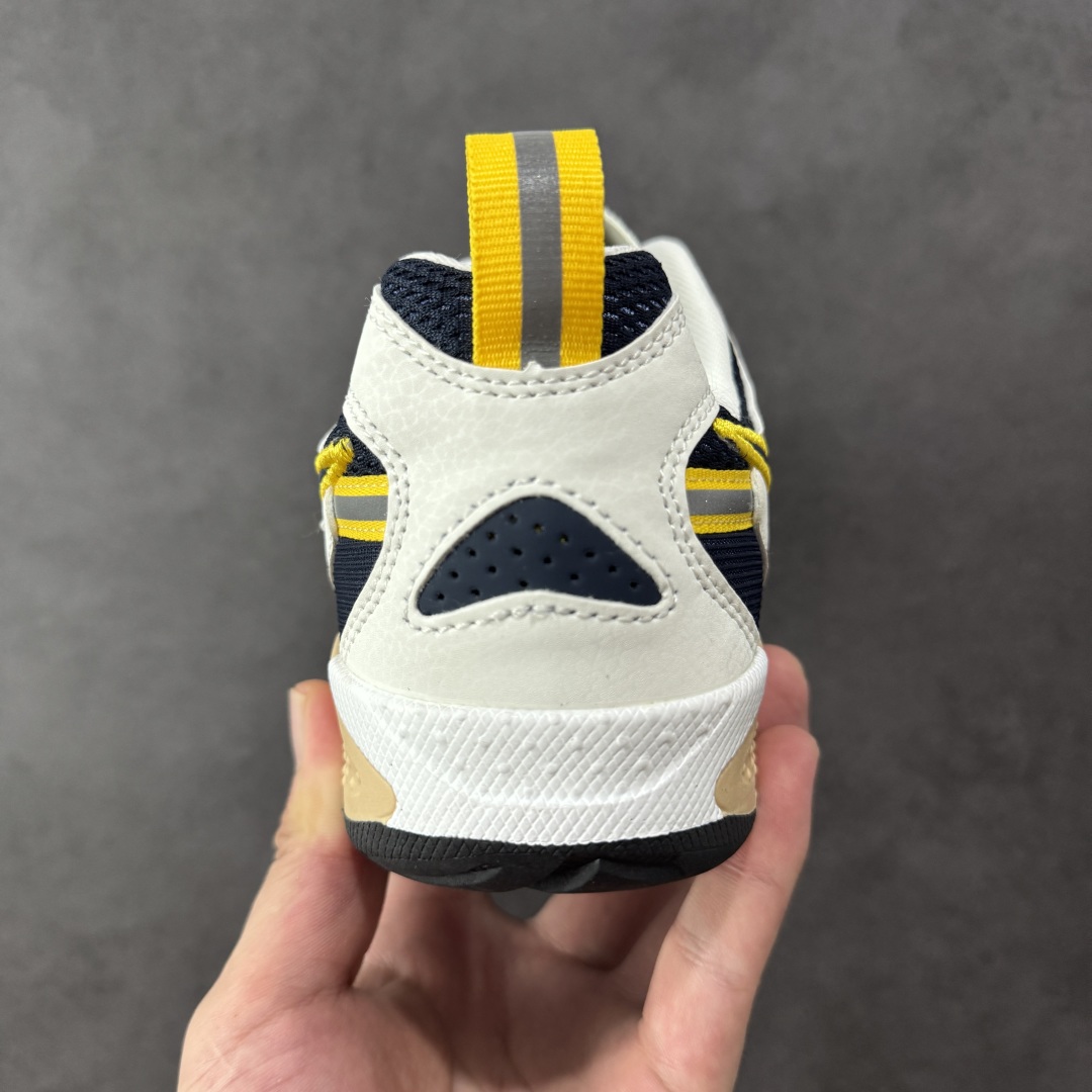 图片[4]-【福利特价】NIKE JAM 系列舒适时尚防滑耐磨低帮生活休闲鞋 FN0314-100 采用鞋面合成皮革与网眼布设计 以便于运动员在霹雳舞运动中的保护和耐穿 中底设计细节采用翻转SWOOSH设计 使得倒立动作时更显帅气 鞋子中的整体结构下降 有助于提供更好的缓震效果 设计语言来与NIKE 2000年跑跑鞋中汲取的材料组合以及设计语言 鞋子在线条处大量采用反光效果 尺码：36 36.5 37.5 38 38.5 39 40 40.5 41 42 42.5 43 44 44.5 45-选品中心