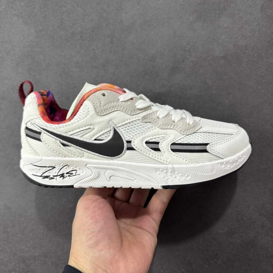 【福利特价】NIKE JAM 系列舒适时尚防滑耐磨低帮生活休闲鞋 FZ8966-100 采用鞋面合成皮革与网眼布设计 以便于运动员在霹雳舞运动中的保护和耐穿 中底设计细节采用翻转SWOOSH设计 使得倒立动作时更显帅气 鞋子中的整体结构下降 有助于提供更好的缓震效果 设计语言来与NIKE 2000年跑跑鞋中汲取的材料组合以及设计语言 鞋子在线条处大量采用反光效果 尺码：36 36.5 37.5 38 38.5 39 40 40.5 41 42 42.5 43 44 44.5 45-选品中心