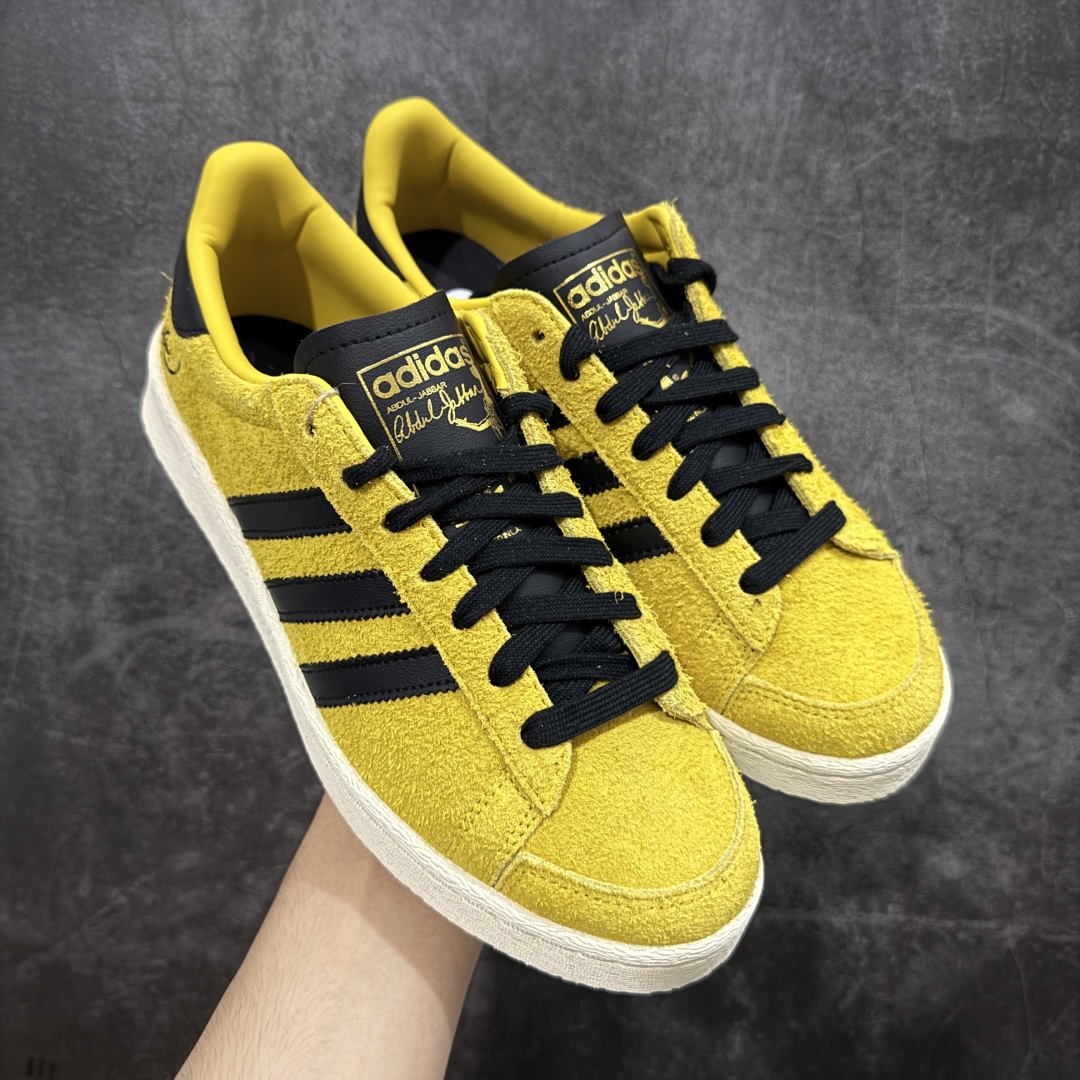 【Top纯原】Bruce Lee x adidas originals JABBAR 黄色 头部一线大厂出品 高端外贸零售专供品质 为纪念李小龙诞辰85周年,阿迪达斯推出adidas Originals JABBAR“Yellow”配色鞋款,该鞋以李小龙好友、NBA球员贾巴尔的JABBAR签名鞋为设计原型,以此铭记两人的友谊。鞋面通体采用黄色绒面革材质,鞋侧三道杠标识、鞋舌及后跟处则以黑色点缀,灵感源自李小龙在《死亡游戏》中身着的经典黑黄连体套装。此外,鞋侧绣有黑色李小龙签名,鞋垫印有贾巴尔在《死亡游戏》中的剧照,后跟处还饰有金色李小龙剪影。特殊鞋盒以贾巴尔与李小龙的合影为设计元素,辨识度极高。 货号:JR1597 尺码:36 36.5 37.5 38 38.5 39 40 40.5 41 42 42.5 43 44 44.5 45-选品中心