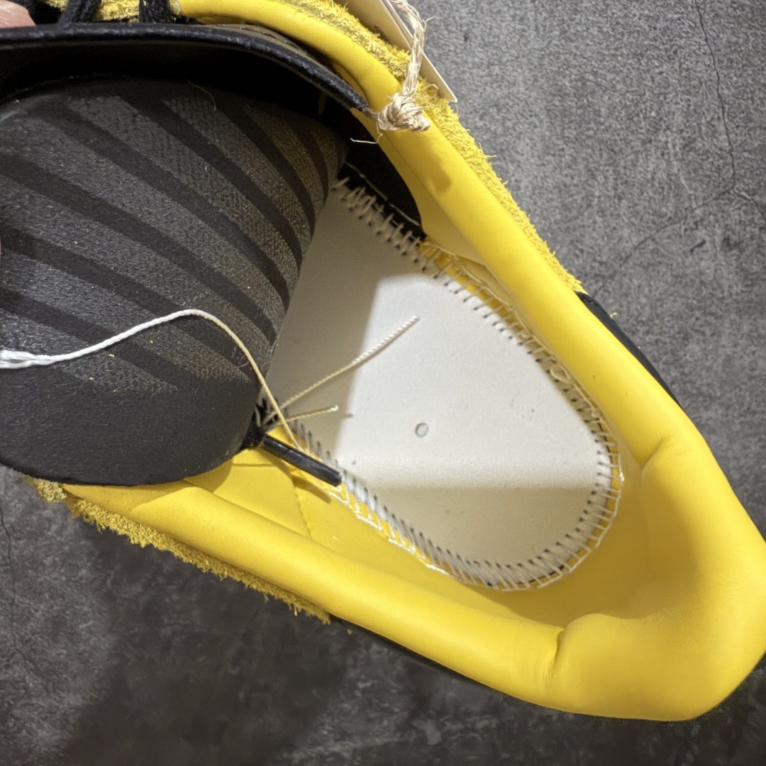 图片[8]-【Top纯原】Bruce Lee x adidas originals JABBAR 黄色 头部一线大厂出品 高端外贸零售专供品质 为纪念李小龙诞辰85周年，阿迪达斯推出adidas Originals JABBAR“Yellow”配色鞋款，该鞋以李小龙好友、NBA球员贾巴尔的JABBAR签名鞋为设计原型，以此铭记两人的友谊。鞋面通体采用黄色绒面革材质，鞋侧三道杠标识、鞋舌及后跟处则以黑色点缀，灵感源自李小龙在《死亡游戏》中身着的经典黑黄连体套装。此外，鞋侧绣有黑色李小龙签名，鞋垫印有贾巴尔在《死亡游戏》中的剧照，后跟处还饰有金色李小龙剪影。特殊鞋盒以贾巴尔与李小龙的合影为设计元素，辨识度极高。 货号：JR1597 尺码：36 36.5 37.5 38 38.5 39 40 40.5 41 42 42.5 43 44 44.5 45-选品中心