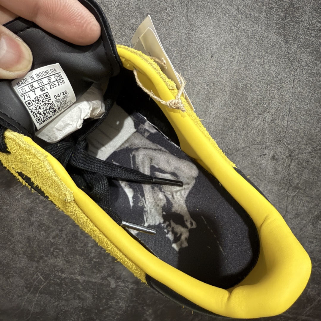 图片[7]-【Top纯原】Bruce Lee x adidas originals JABBAR 黄色 头部一线大厂出品 高端外贸零售专供品质 为纪念李小龙诞辰85周年，阿迪达斯推出adidas Originals JABBAR“Yellow”配色鞋款，该鞋以李小龙好友、NBA球员贾巴尔的JABBAR签名鞋为设计原型，以此铭记两人的友谊。鞋面通体采用黄色绒面革材质，鞋侧三道杠标识、鞋舌及后跟处则以黑色点缀，灵感源自李小龙在《死亡游戏》中身着的经典黑黄连体套装。此外，鞋侧绣有黑色李小龙签名，鞋垫印有贾巴尔在《死亡游戏》中的剧照，后跟处还饰有金色李小龙剪影。特殊鞋盒以贾巴尔与李小龙的合影为设计元素，辨识度极高。 货号：JR1597 尺码：36 36.5 37.5 38 38.5 39 40 40.5 41 42 42.5 43 44 44.5 45-选品中心