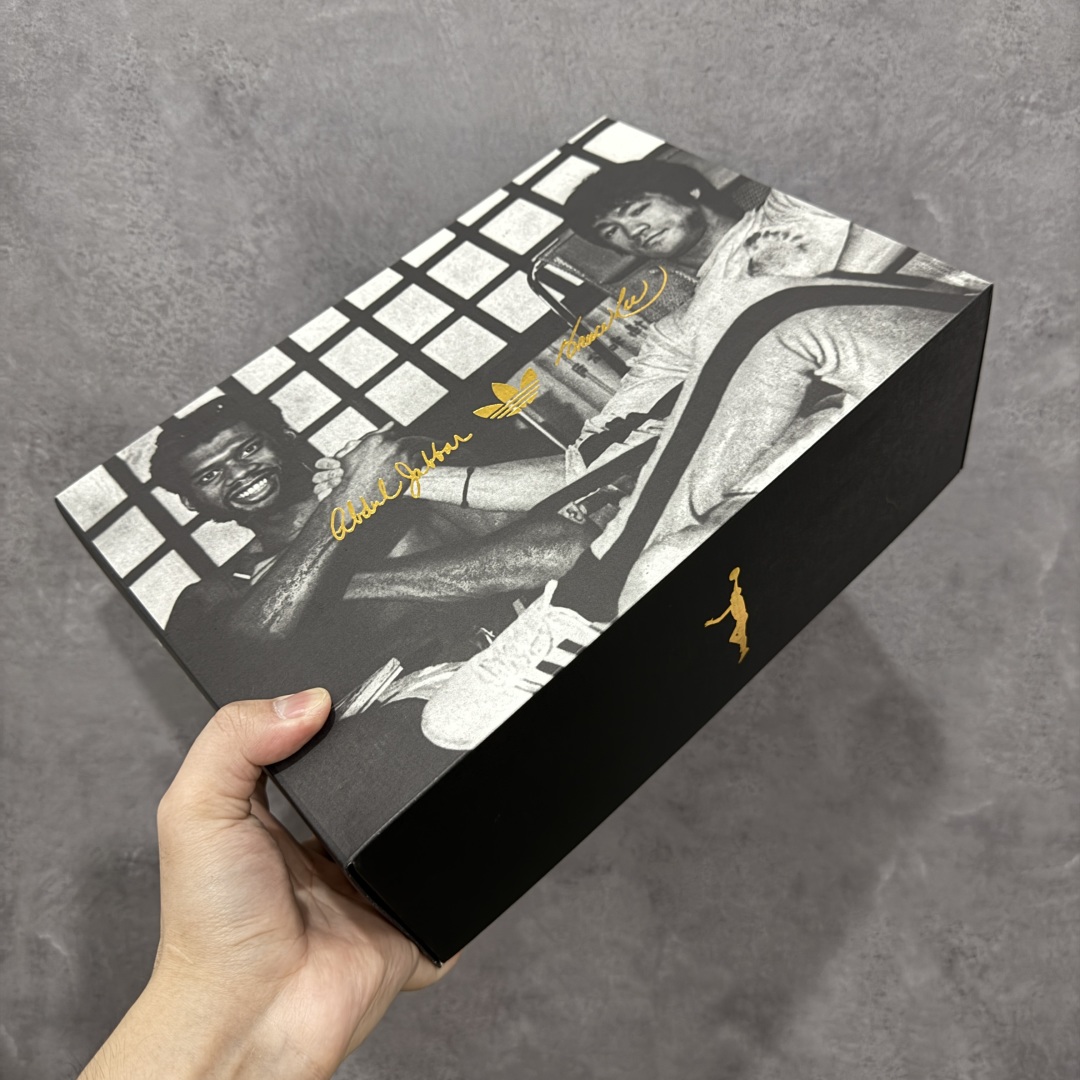 图片[9]-【Top纯原】Bruce Lee x adidas originals JABBAR 黄色 头部一线大厂出品 高端外贸零售专供品质 为纪念李小龙诞辰85周年，阿迪达斯推出adidas Originals JABBAR“Yellow”配色鞋款，该鞋以李小龙好友、NBA球员贾巴尔的JABBAR签名鞋为设计原型，以此铭记两人的友谊。鞋面通体采用黄色绒面革材质，鞋侧三道杠标识、鞋舌及后跟处则以黑色点缀，灵感源自李小龙在《死亡游戏》中身着的经典黑黄连体套装。此外，鞋侧绣有黑色李小龙签名，鞋垫印有贾巴尔在《死亡游戏》中的剧照，后跟处还饰有金色李小龙剪影。特殊鞋盒以贾巴尔与李小龙的合影为设计元素，辨识度极高。 货号：JR1597 尺码：36 36.5 37.5 38 38.5 39 40 40.5 41 42 42.5 43 44 44.5 45-选品中心