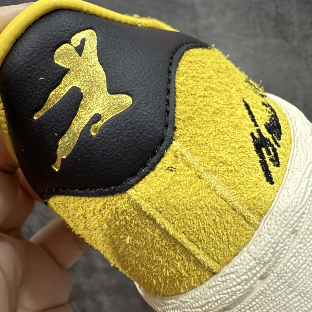 图片[2]-【Top纯原】Bruce Lee x adidas originals JABBAR 黄色 头部一线大厂出品 高端外贸零售专供品质 为纪念李小龙诞辰85周年，阿迪达斯推出adidas Originals JABBAR“Yellow”配色鞋款，该鞋以李小龙好友、NBA球员贾巴尔的JABBAR签名鞋为设计原型，以此铭记两人的友谊。鞋面通体采用黄色绒面革材质，鞋侧三道杠标识、鞋舌及后跟处则以黑色点缀，灵感源自李小龙在《死亡游戏》中身着的经典黑黄连体套装。此外，鞋侧绣有黑色李小龙签名，鞋垫印有贾巴尔在《死亡游戏》中的剧照，后跟处还饰有金色李小龙剪影。特殊鞋盒以贾巴尔与李小龙的合影为设计元素，辨识度极高。 货号：JR1597 尺码：36 36.5 37.5 38 38.5 39 40 40.5 41 42 42.5 43 44 44.5 45-选品中心